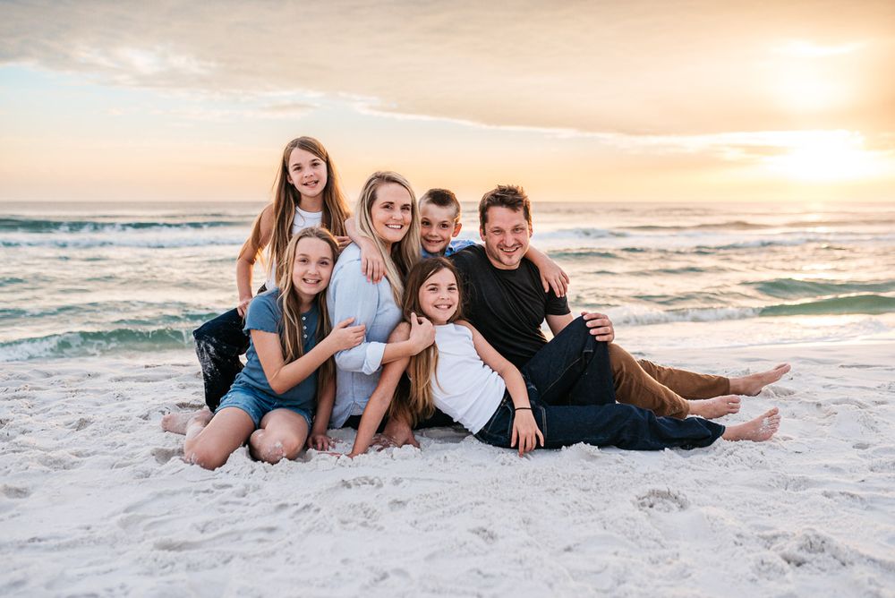 Spring time Photography specials near 30A, Henderson Beach, Destin Florida. Large family photographer captures beautiful family portraits.