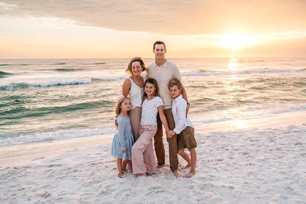 Spring time Photography specials near 30A, Henderson Beach, Destin Florida. Large family photographer captures beautiful family portraits.