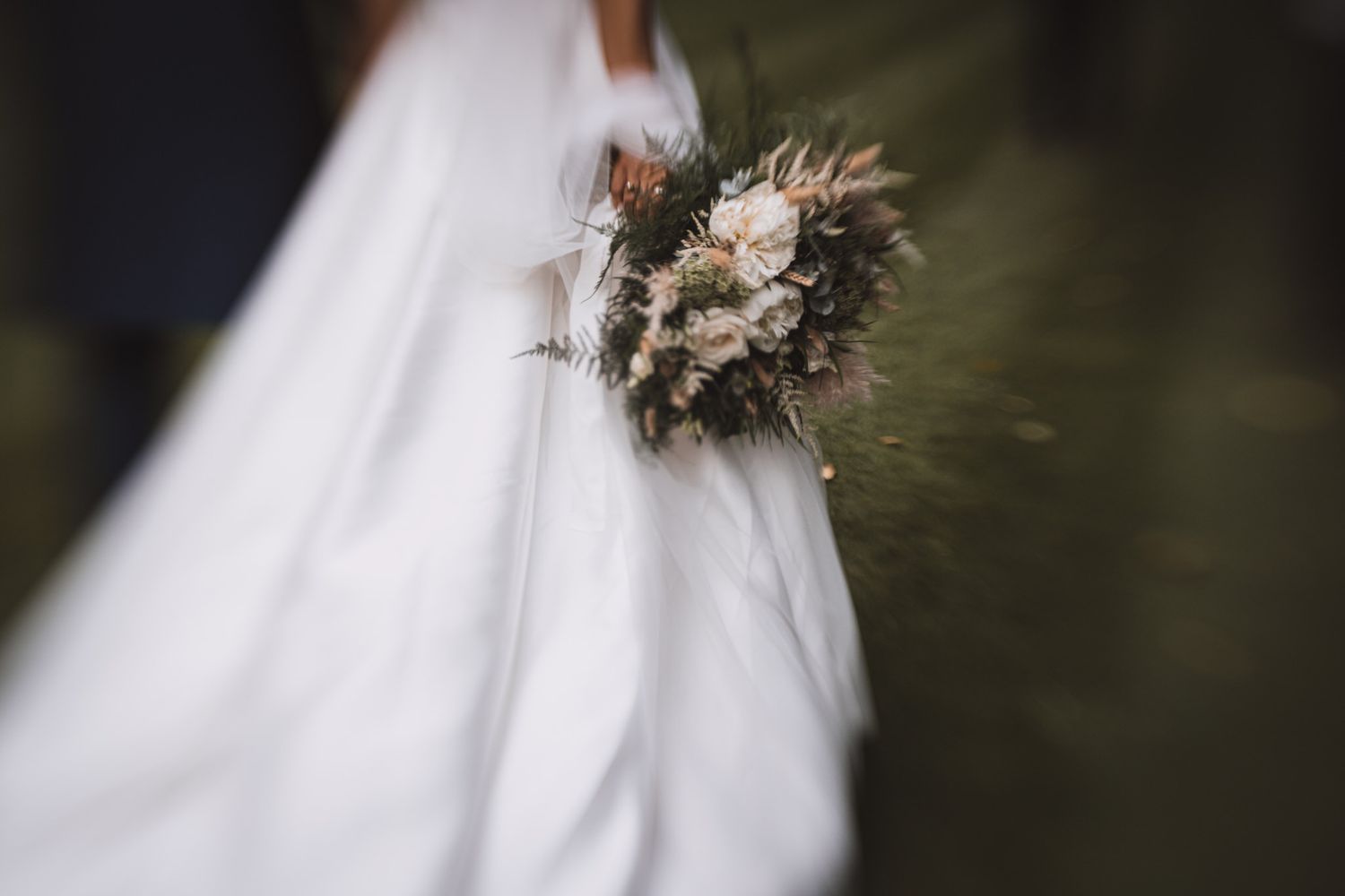 candid romantic atmospheric wedding photography by Rose and Rainbow Photography