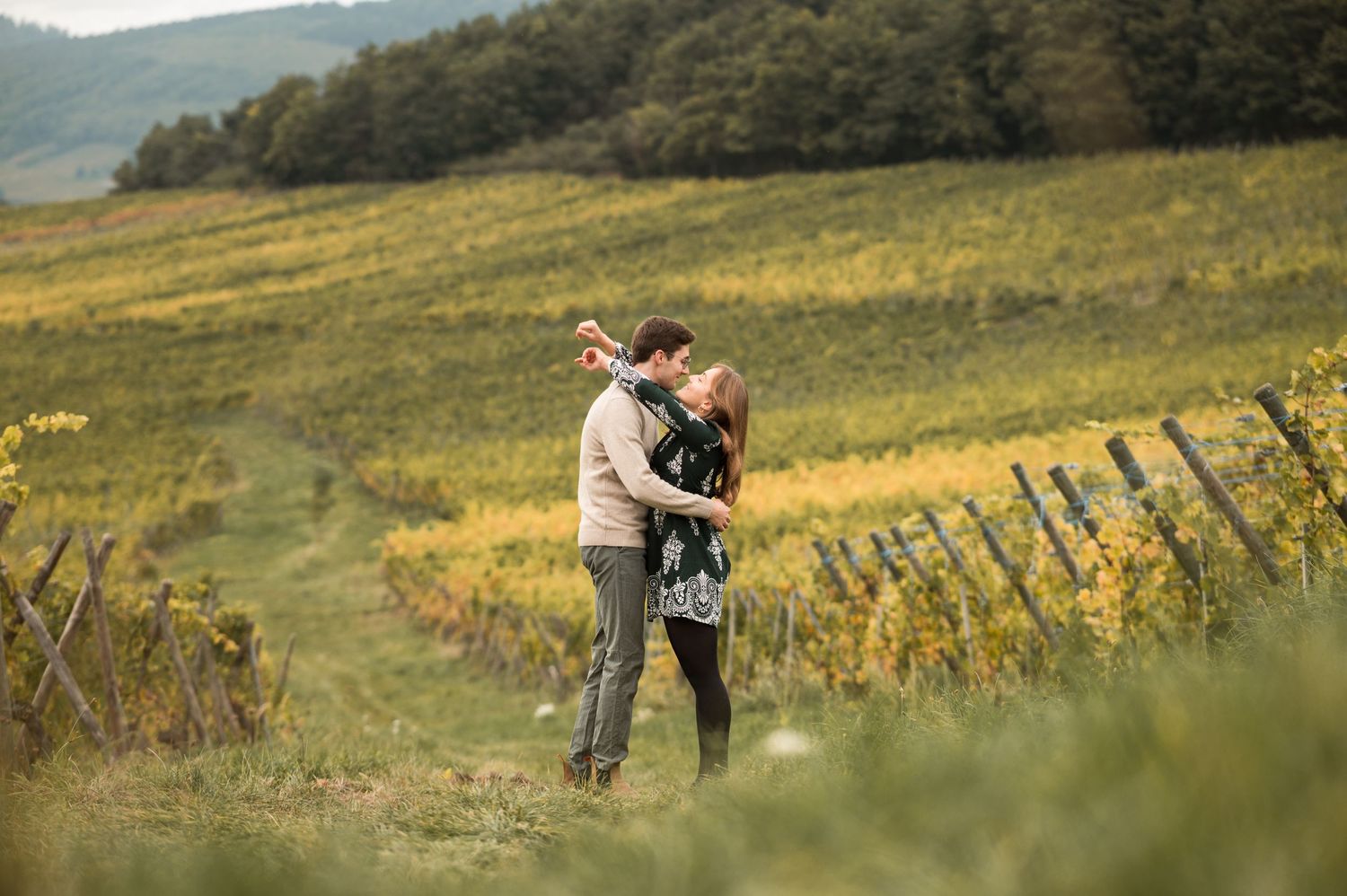 Séance d’engagement dans les vignes en Alsace au coucher de soleil