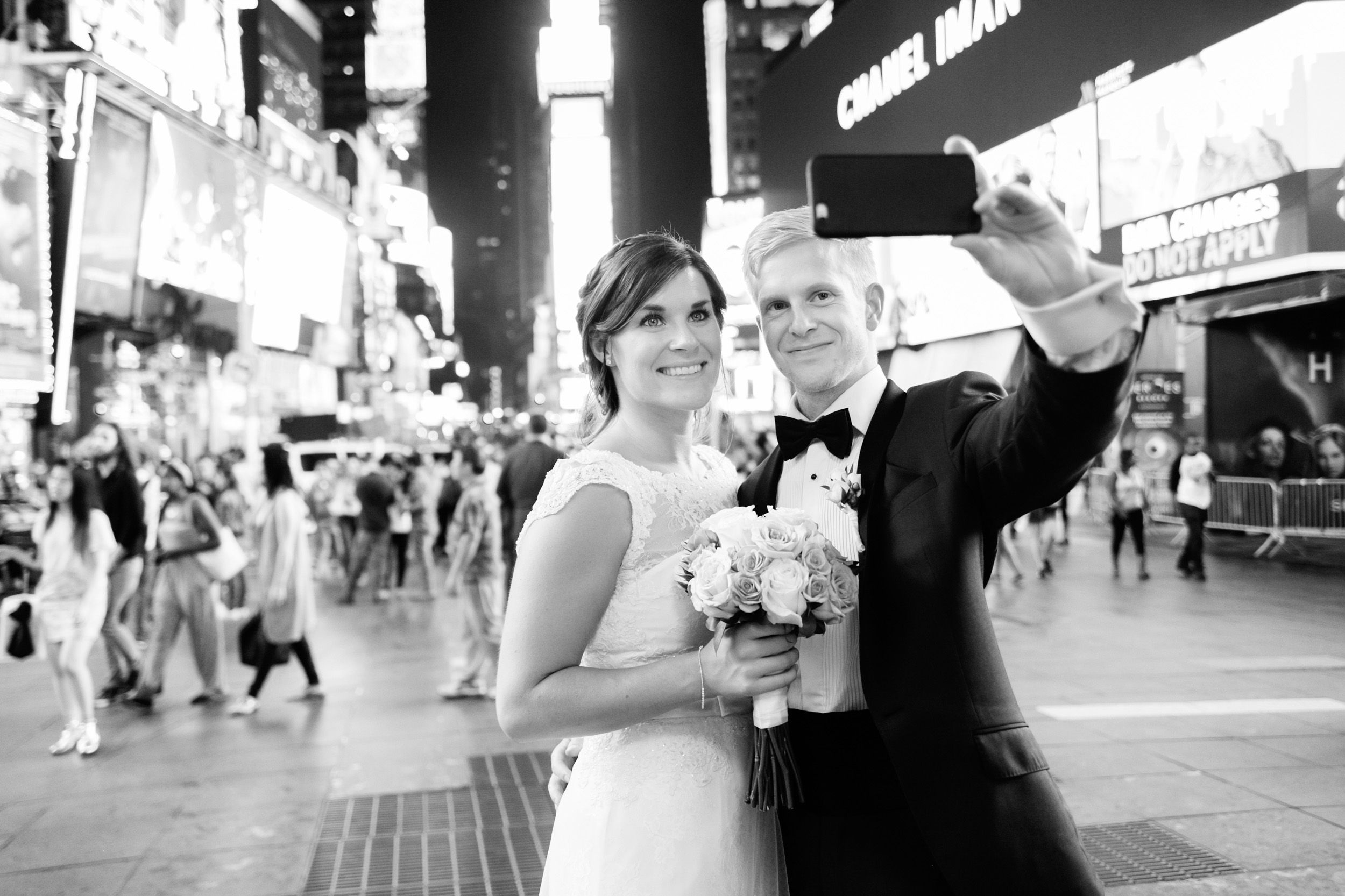 Bröllop i New York. Porträtt vid Brooklyn bridge. Vigsel i paviljongen central park. Middag på Aquavit. Kvällsporträtt på Times Square.