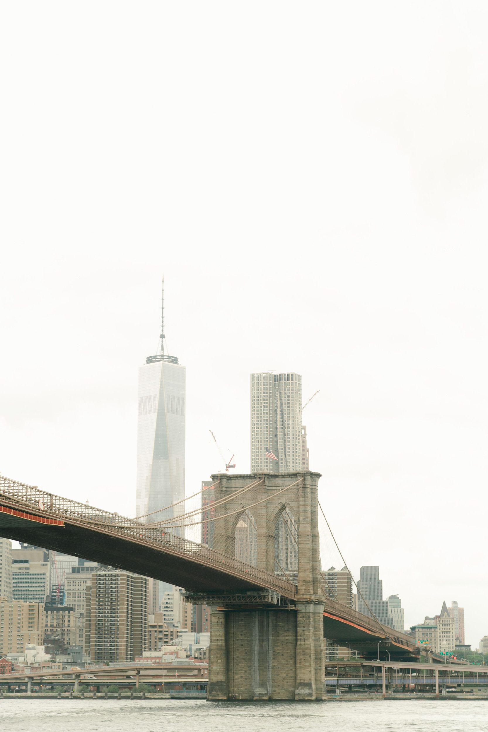 Bröllop i New York. Porträtt vid Brooklyn bridge. Vigsel i paviljongen central park. Middag på Aquavit. Kvällsporträtt på Times Square.