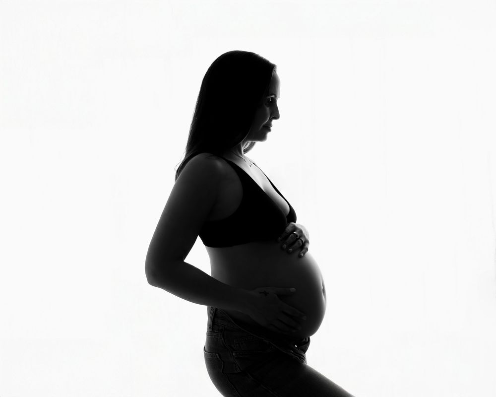 Natural maternity photography with soft, neutral styling