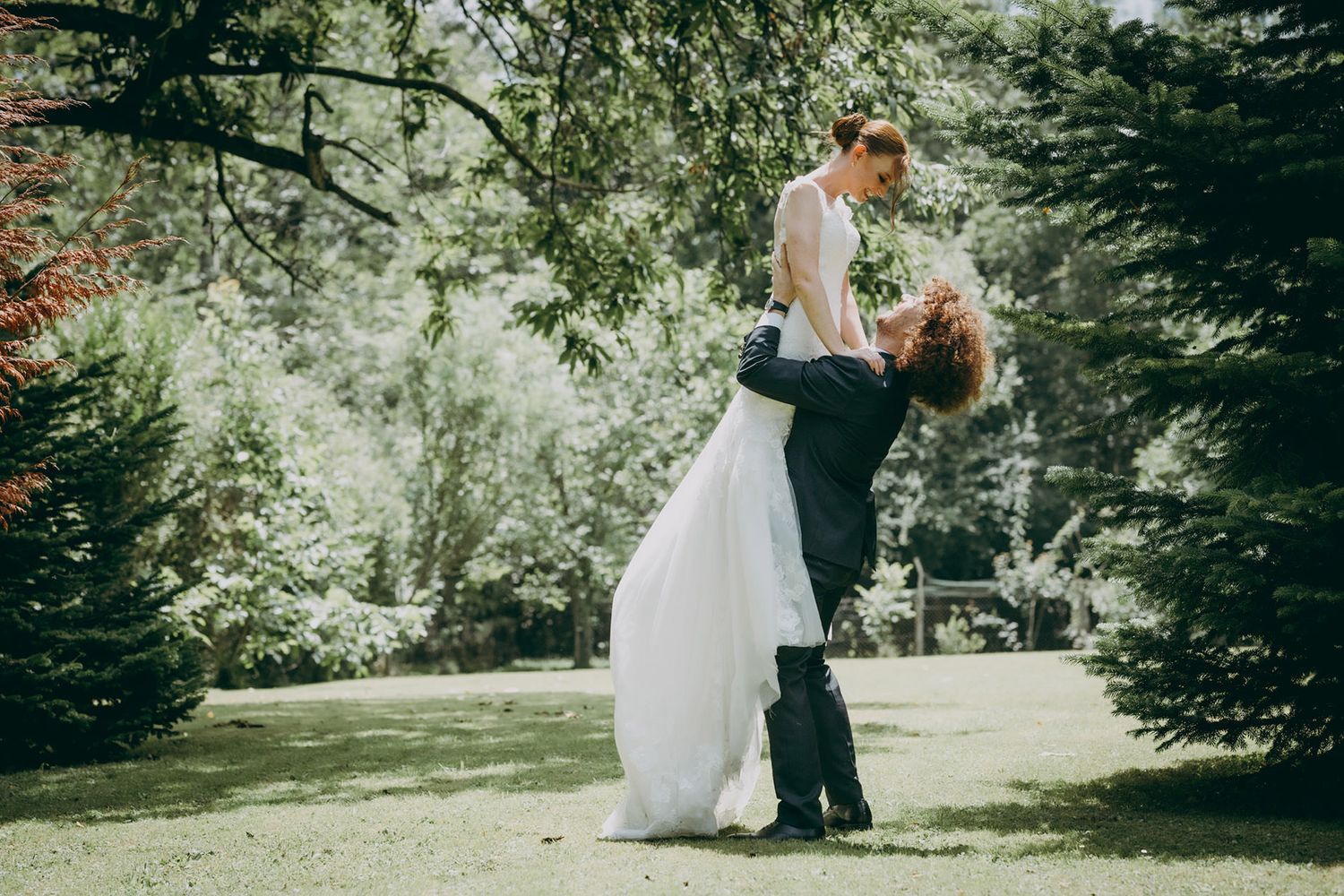 Novios durante un reportaje de boda en un jardín en Asturias en un momento natural y espontáneo