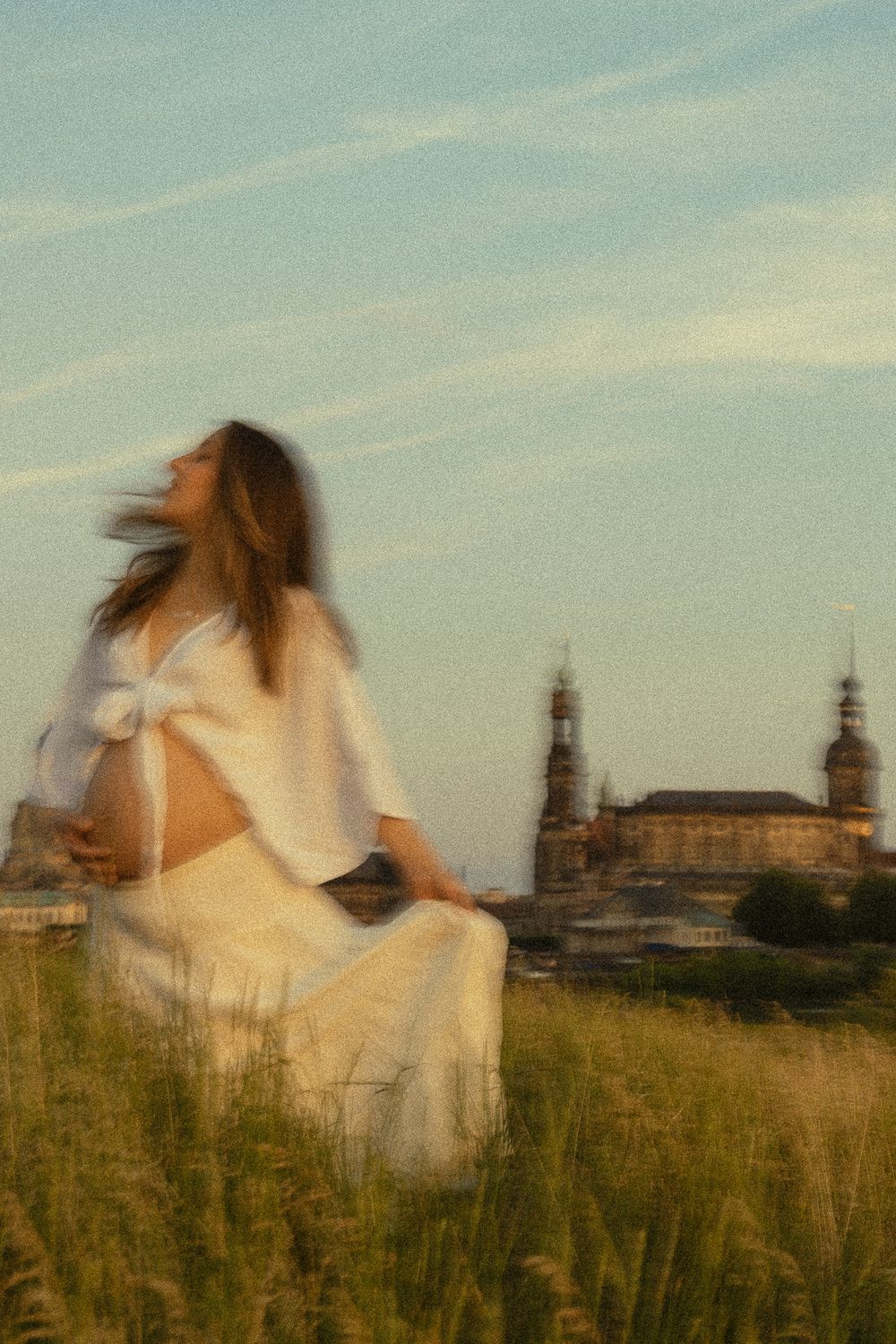 Verschwommeneds Portrait einer schwangeren Frau in Bewegung - Fotoshooting Elbwiesen Dresden