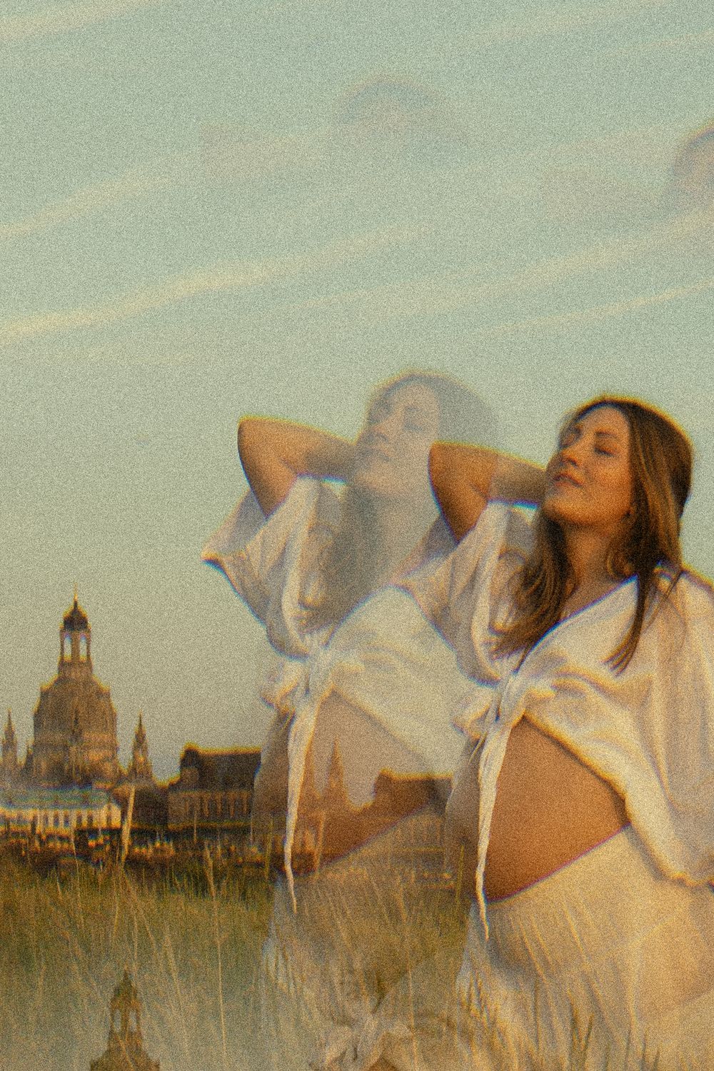 Babybauchfotoshooting einer Frau, die sich durch ein Prismadreieck spiegelt  - Sonnenuntergang Goldene Stunde Elbwiesen Altstadt Dresden