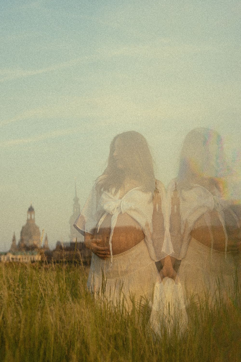 Doppelspiegelung einer Frau mit Babybauch mit Frauenkirche Dresden im Hintergrund - Vintage Fotoshooting