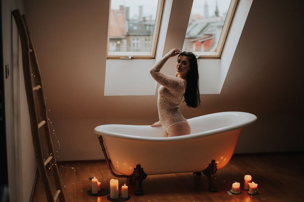 sesja kobieca Warszawa sesja w bieliźnie klimat apartament brunetka