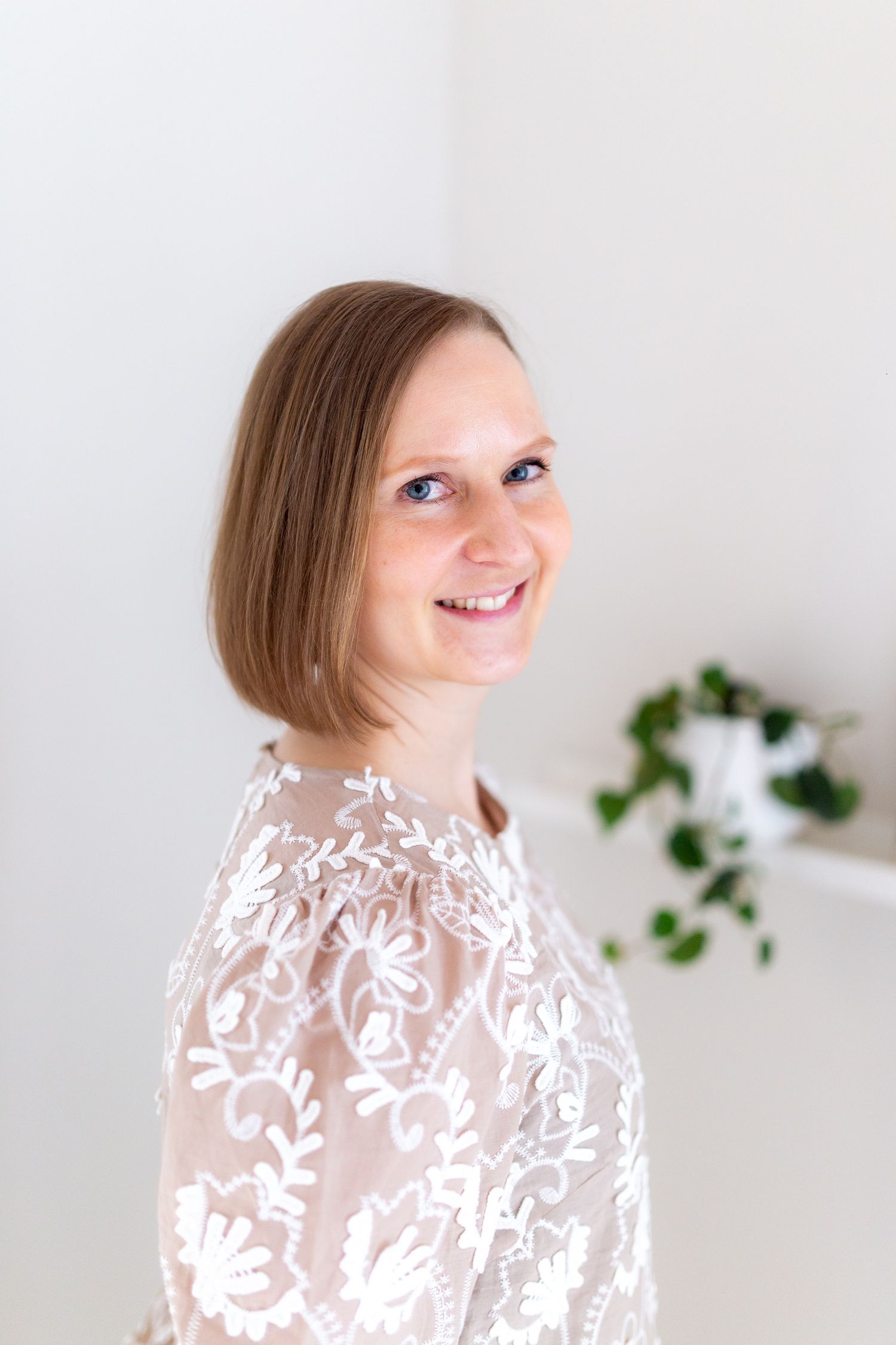 Iloinen profiilikuva naisesta joka on verhojen välissä