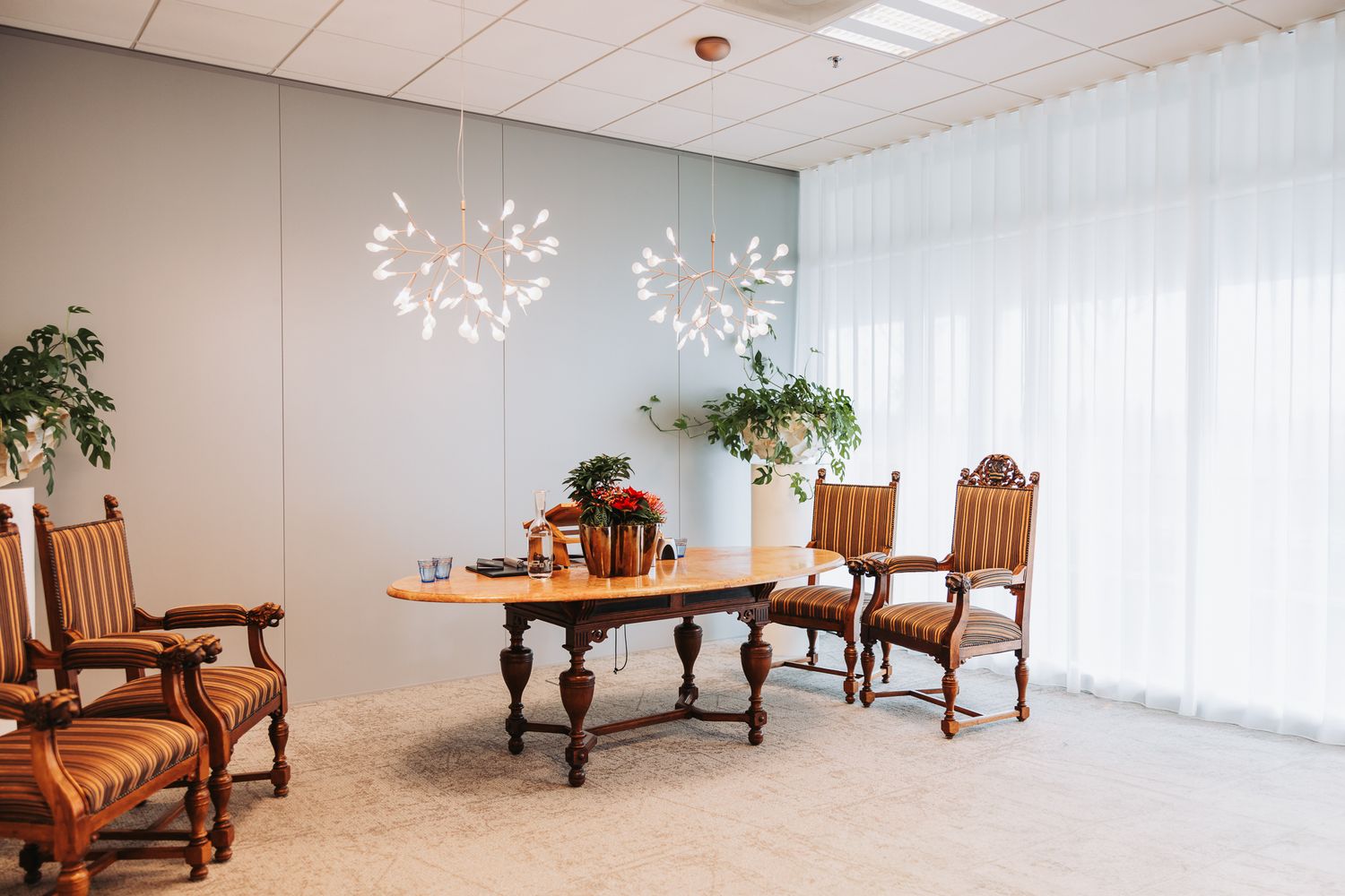 Gemeente Haarlemmermeer Beukenhorst location inside the wedding hall. Bright windows with sheer white curtains, elegant classic furniture