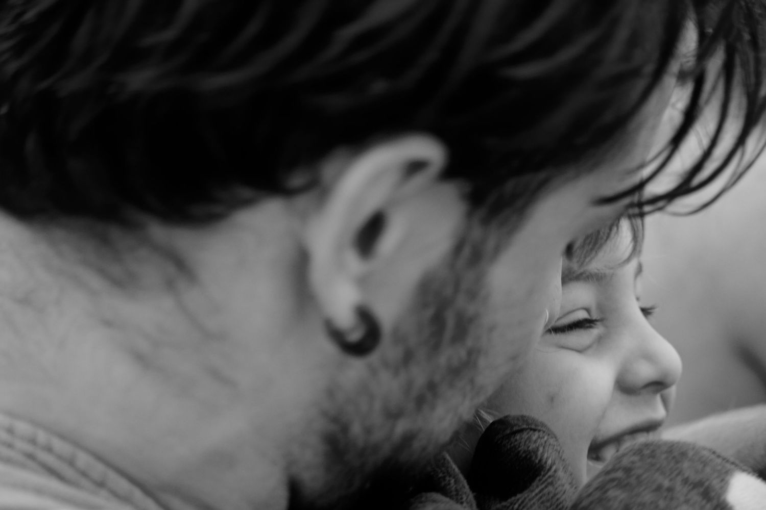 Photographe famille en Isère - Photo en noir et blanc d'un père et son fils.