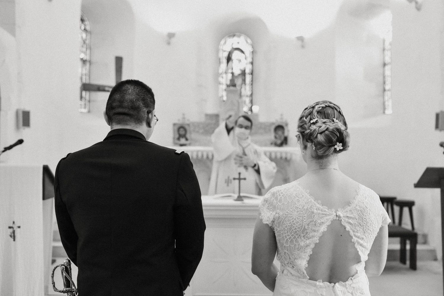 Célébration religieuse : les mariés face au prêtre dans une église du Centre‑Val  de  Loire