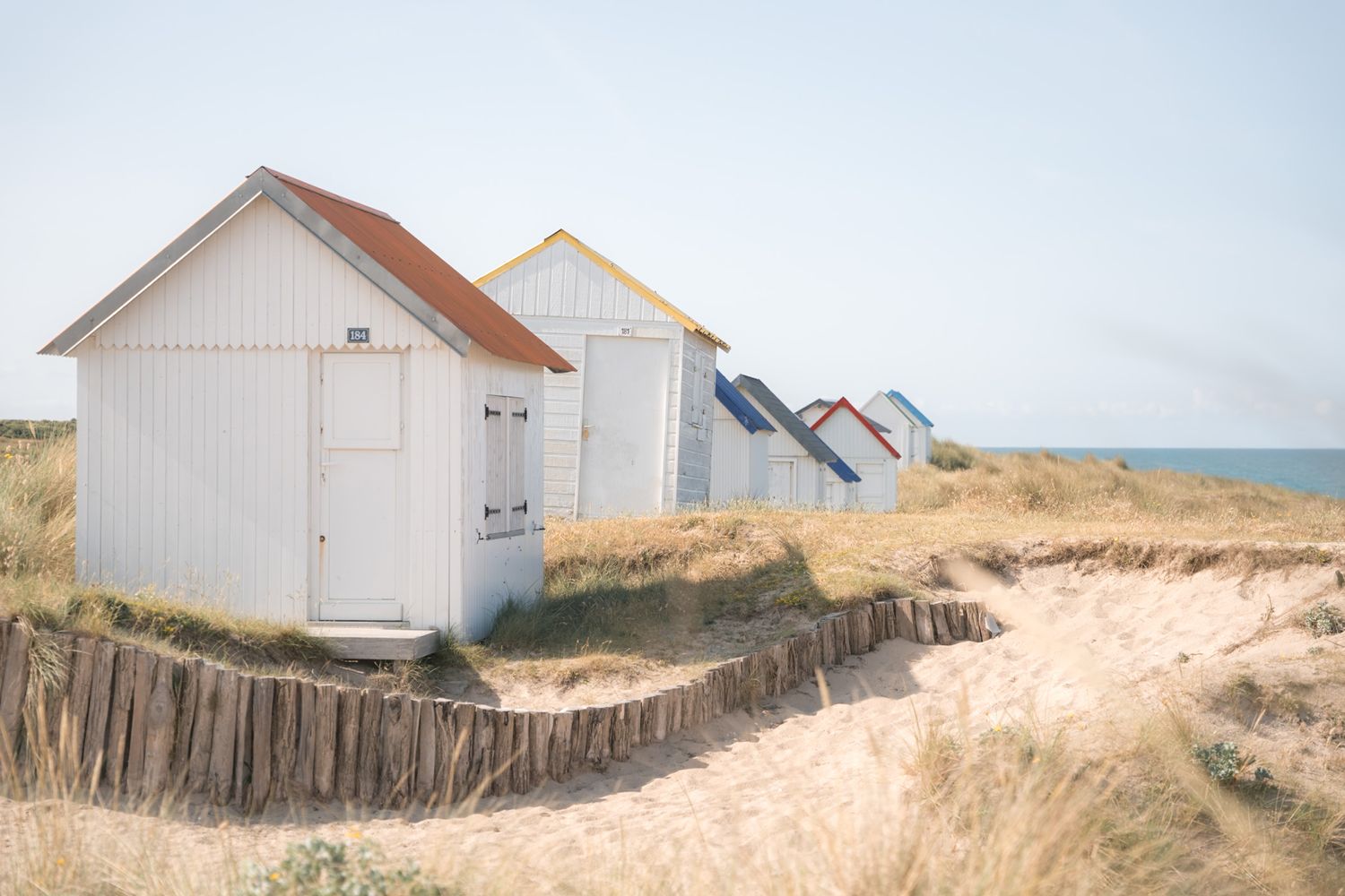 Cabines de plage de Gouville sur mer dans le département de la Manche en Normandie - Cotentin.