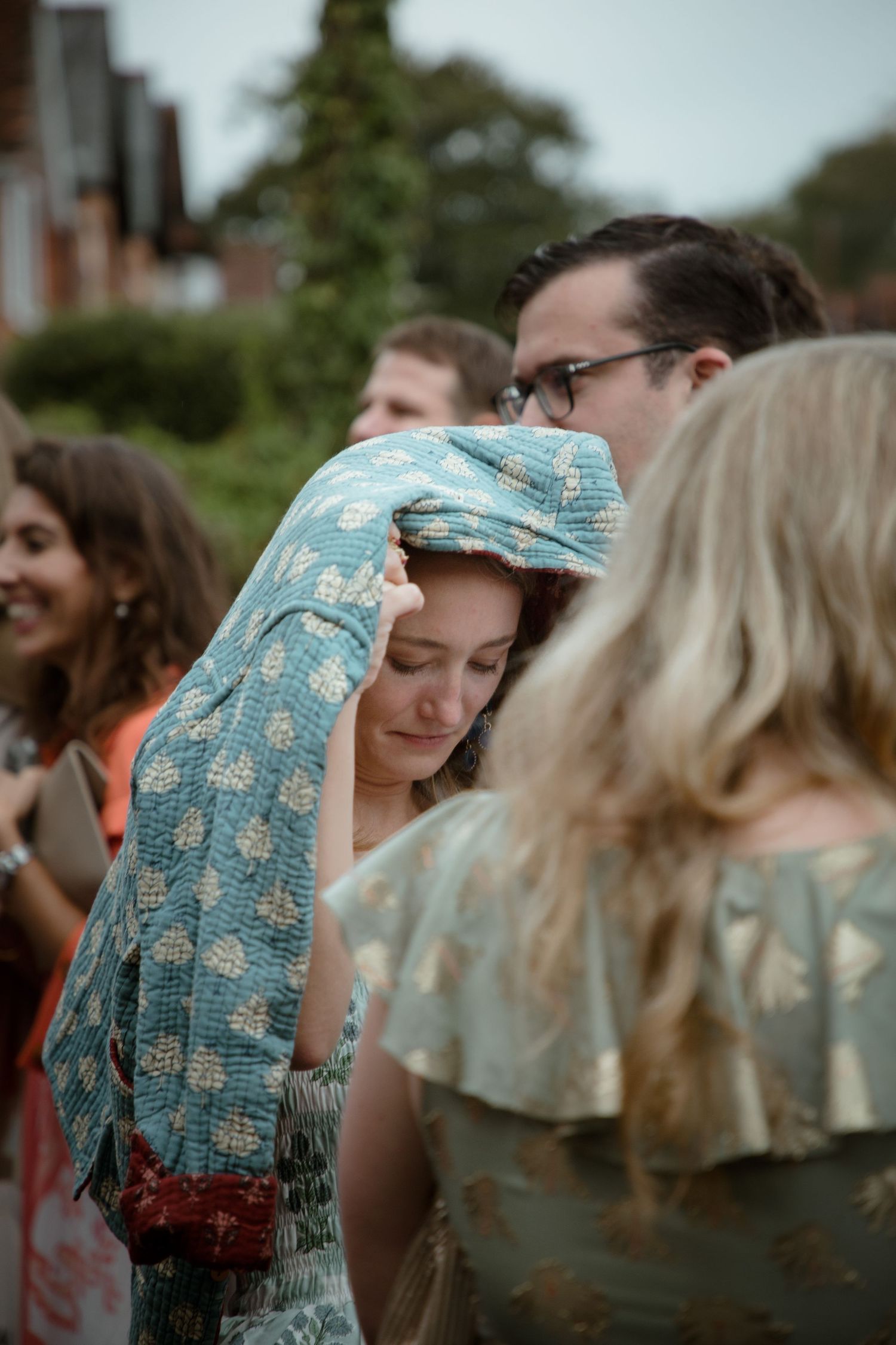 rainy wedding day take cover candid wedding guest photography