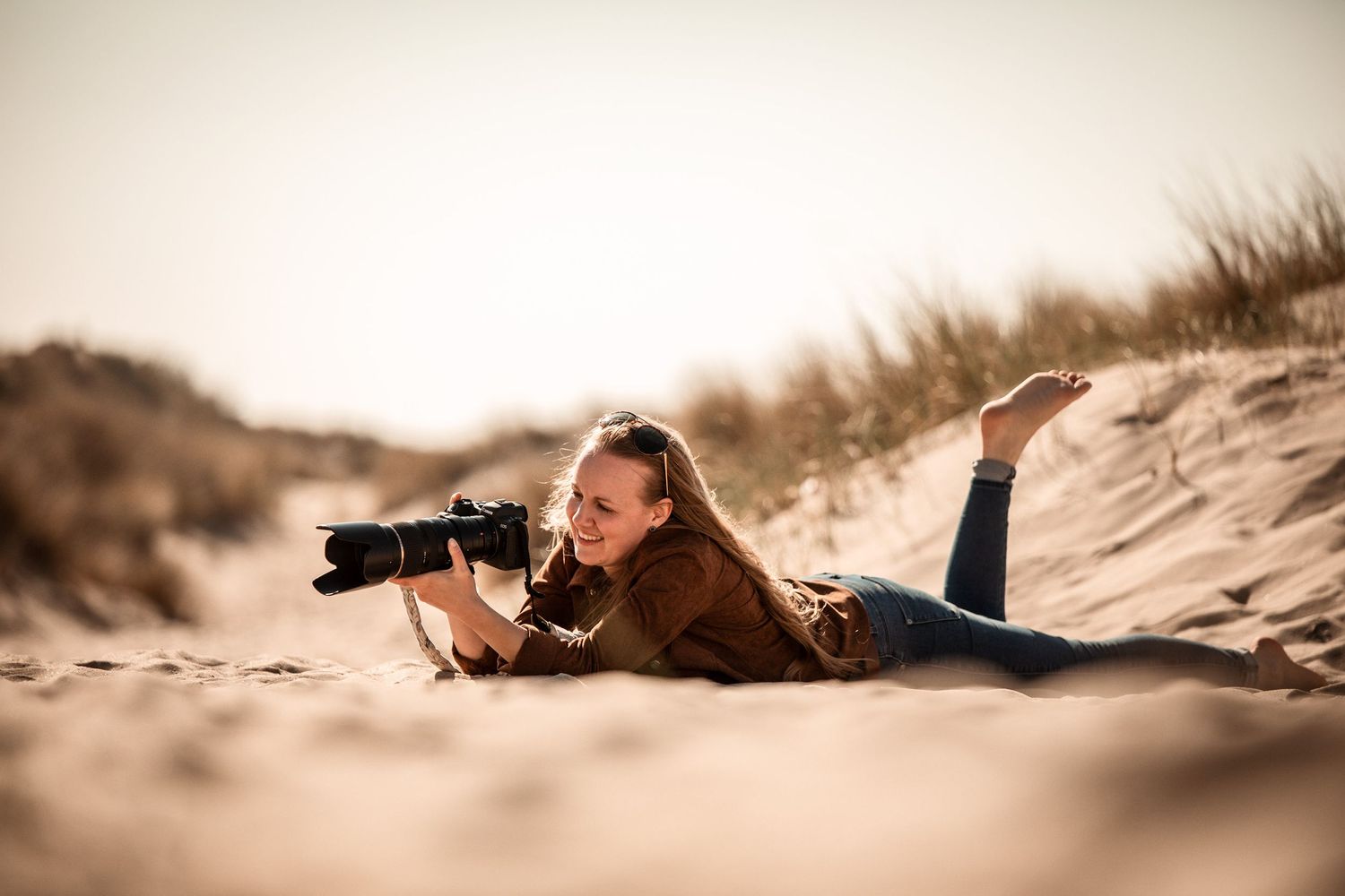 Madlen Becker im Sand mit Kamera