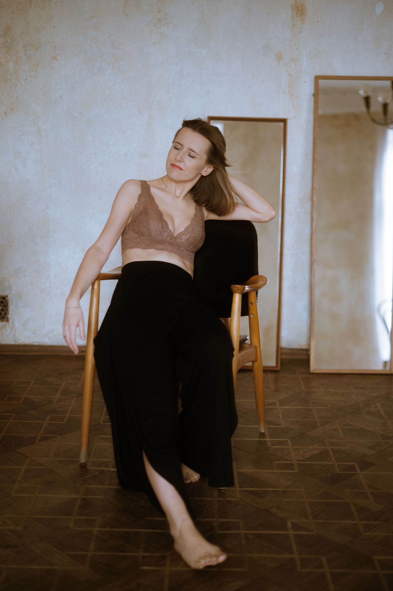 Sesja sensualna, sensualny portret kobiety w klimatycznym studio.