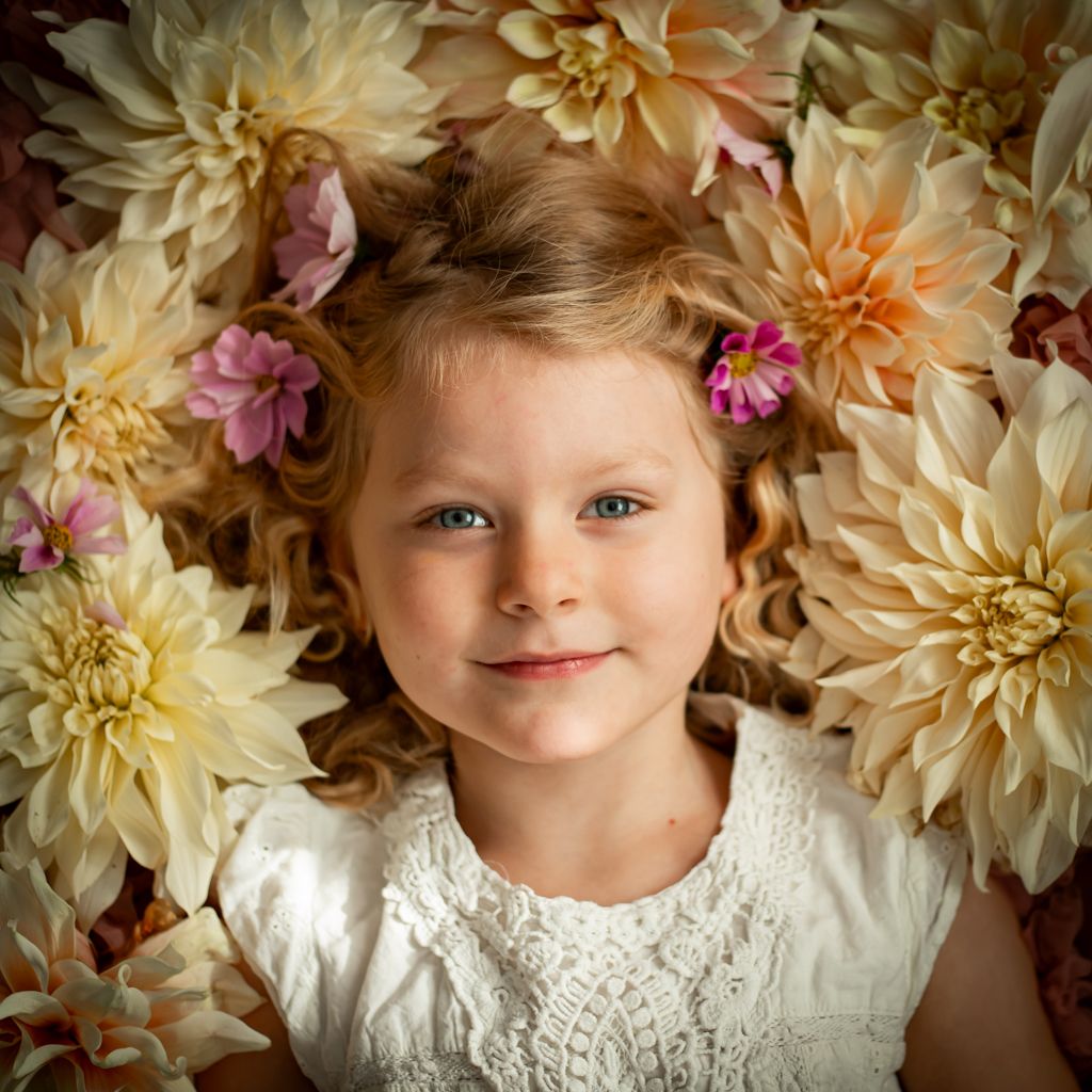 barnporträtt blommor dahlior