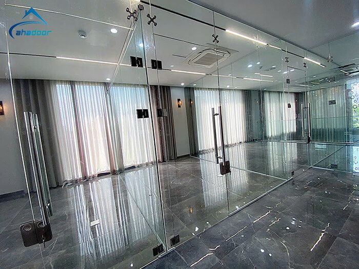 Cửa vách kính cường lực ngăn phòng hiện đại