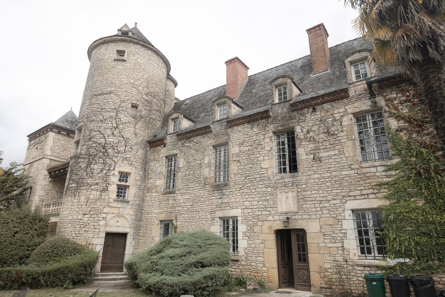Dordogne french destination wedding photographer Château de Raysse