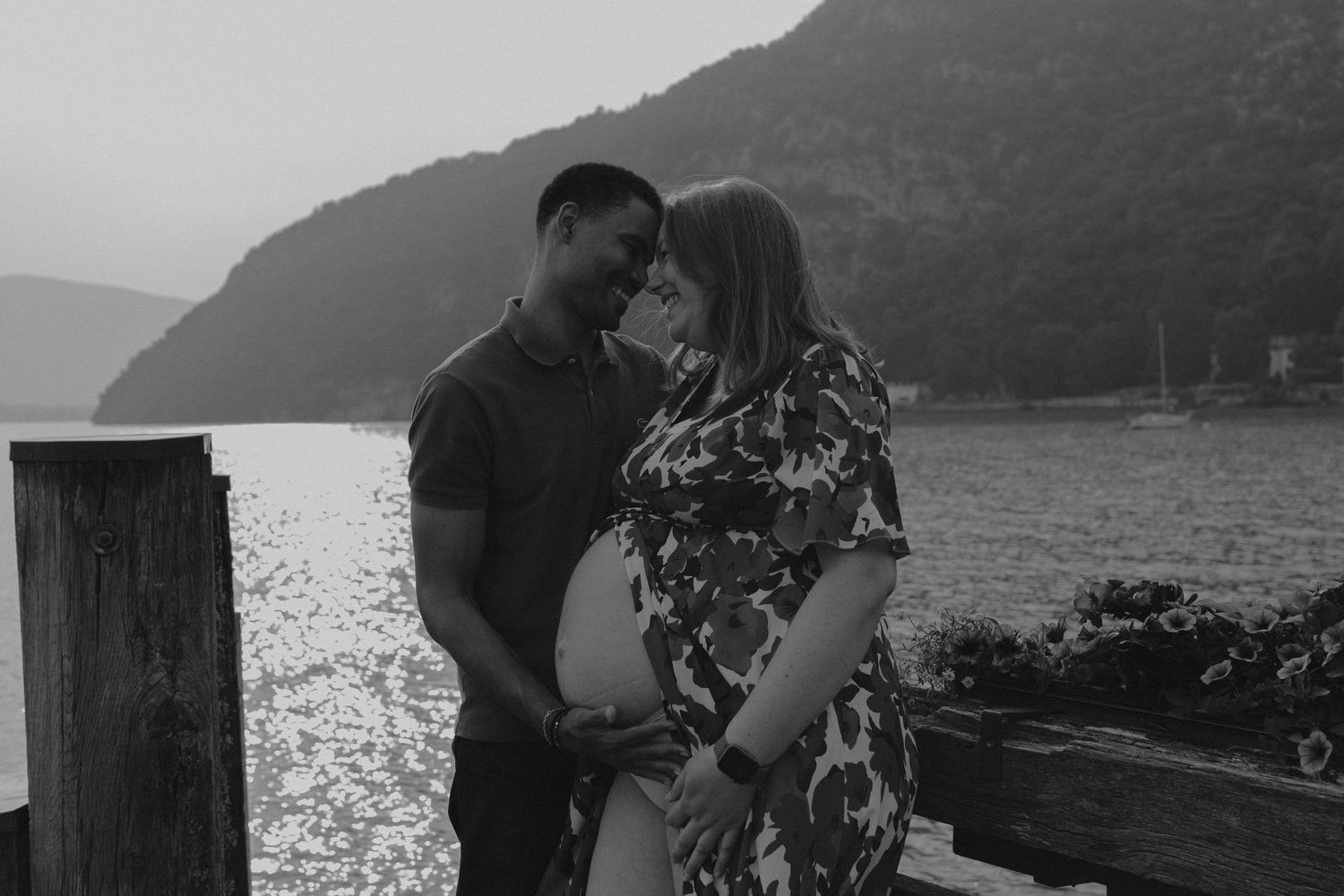 Couple enlacé lors d'une séance photo grossesse au bord du lac d'Annecy à Talloires.