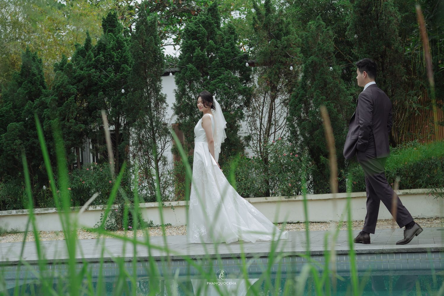 alt="Couple prewedding photoshoot at Elegant gardens"