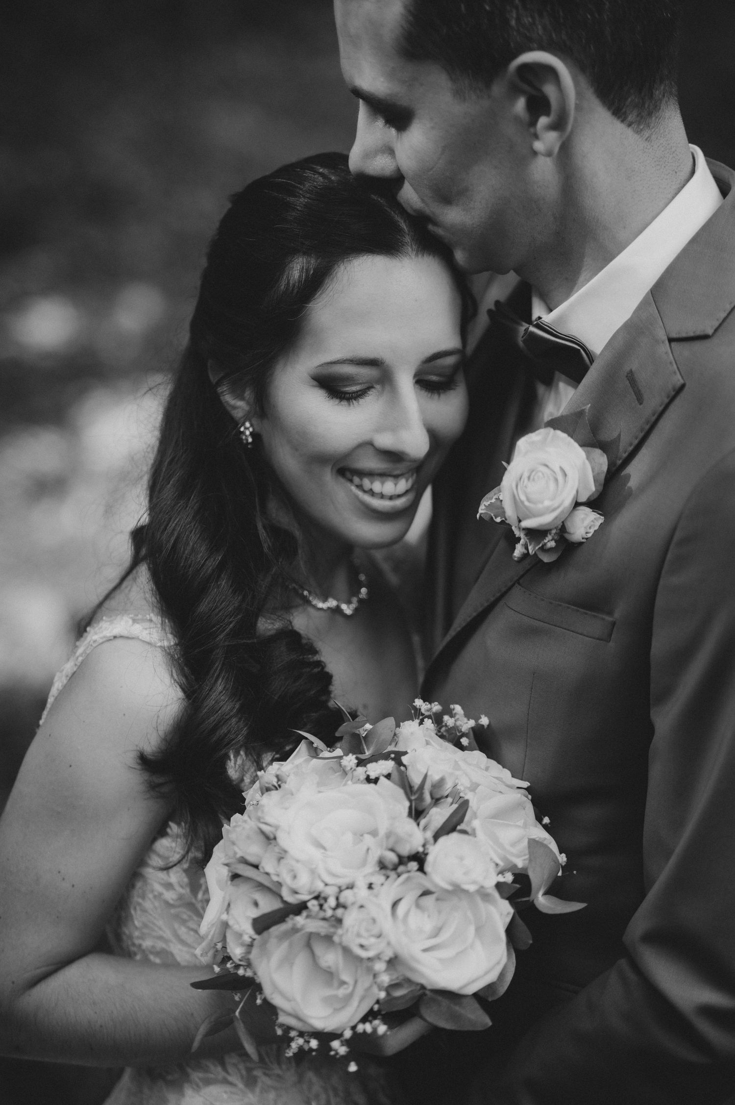 portrait de couple après mariage dans la nature