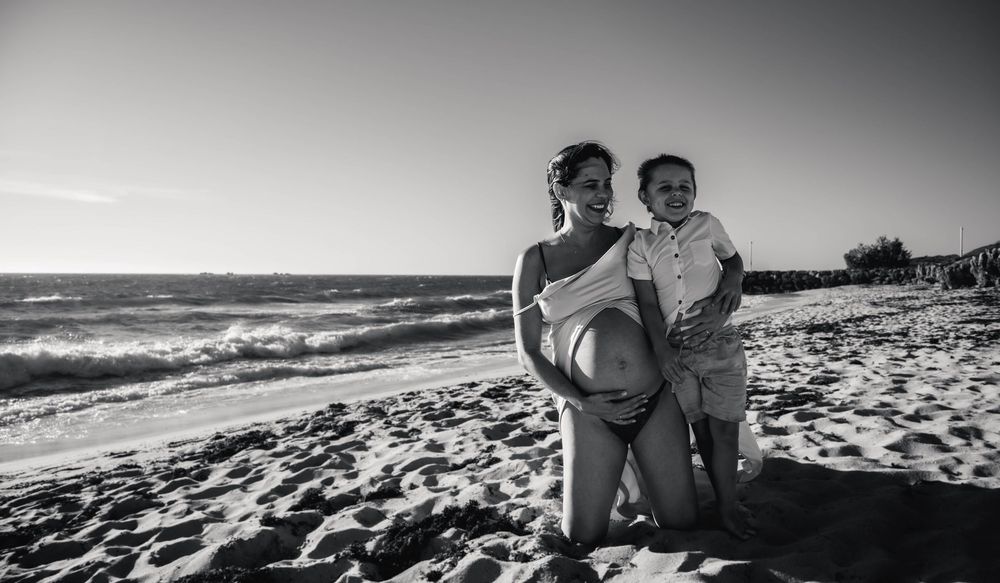 Pregnancy photography with family on the beach, Perth WA
