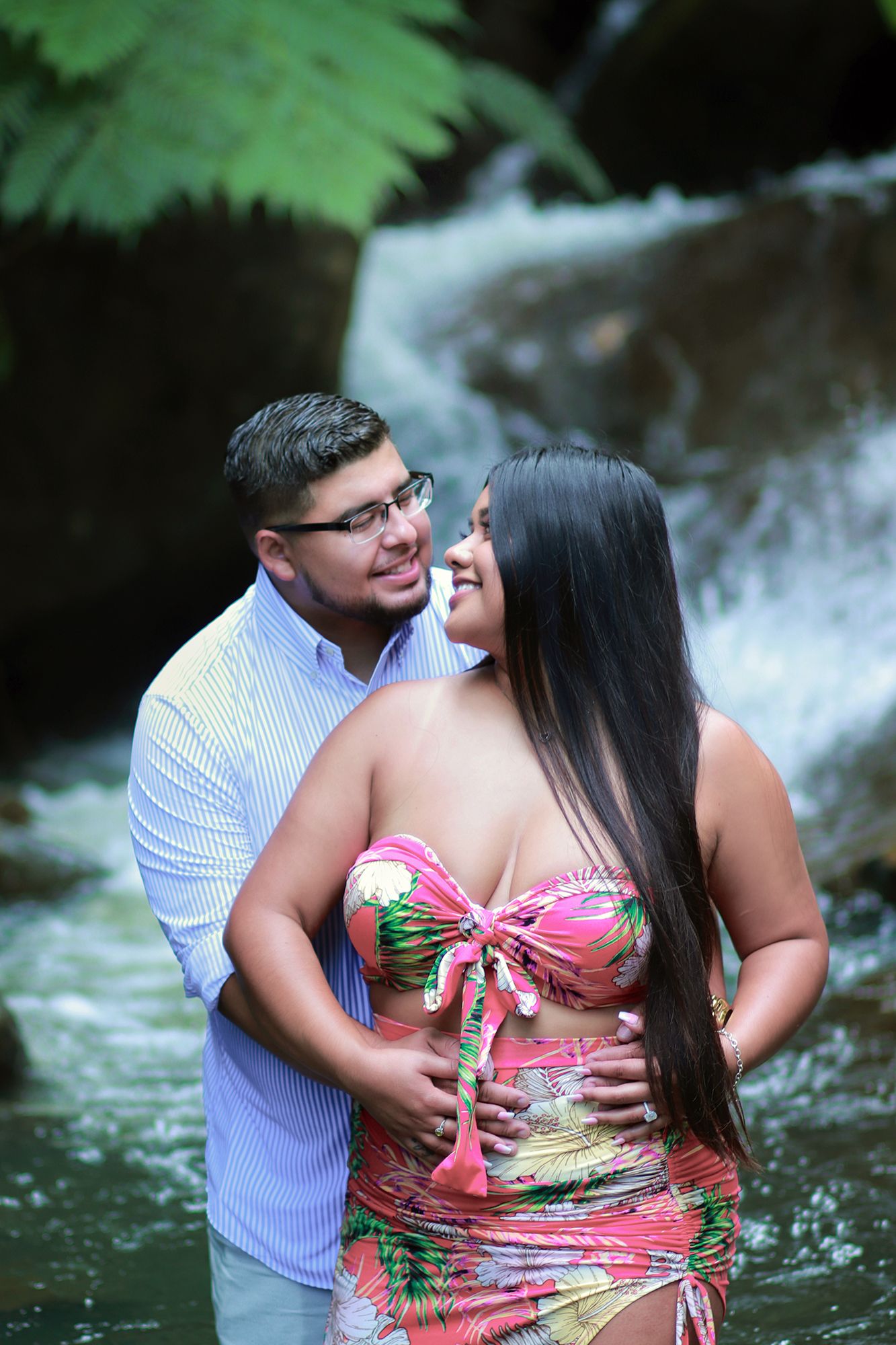 Check out this sweet engagement photoshoot session at El Yunque Rainforest. Photoshoot by Albert Ray Photo, Puerto Rico Photographer. Jungle