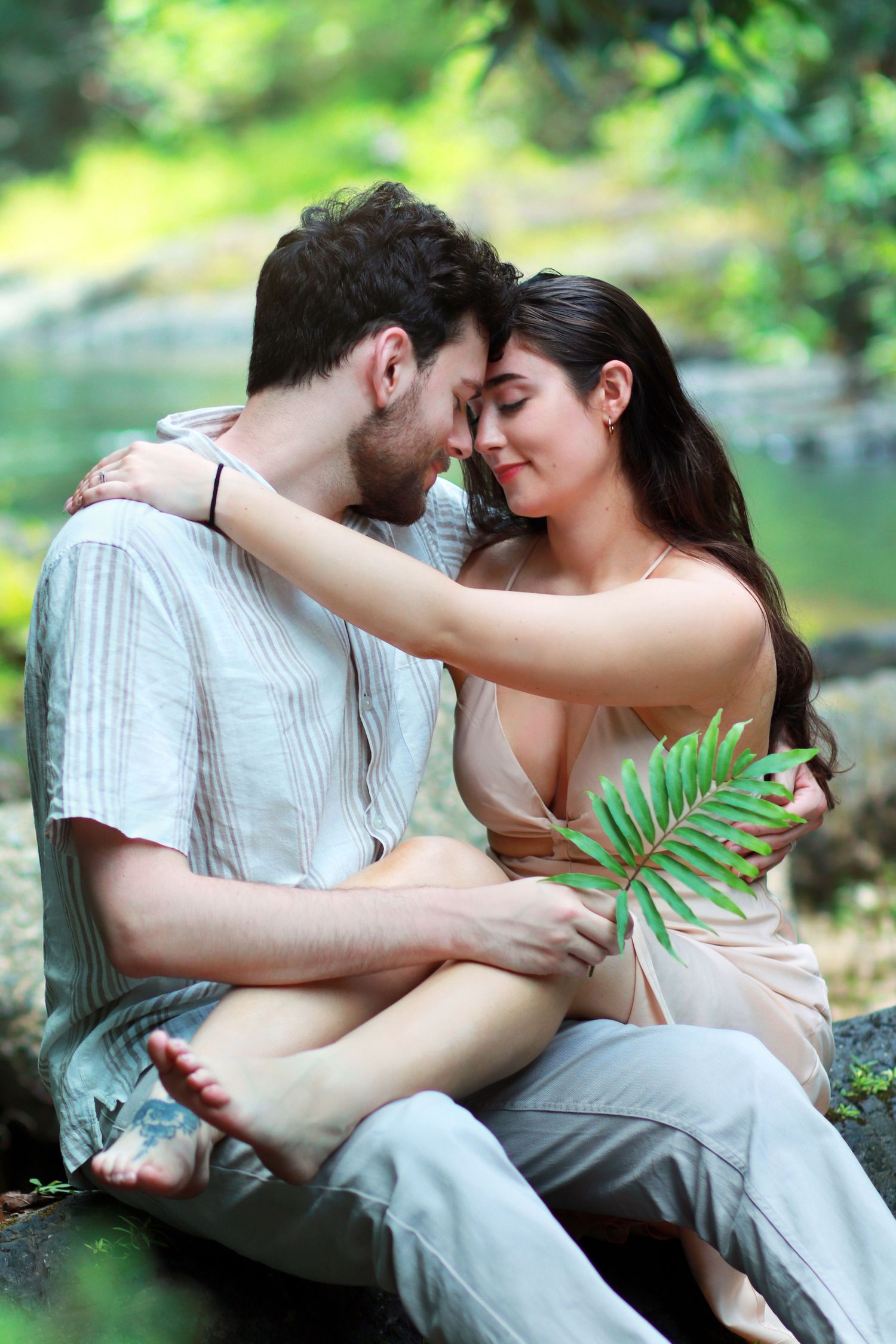 Check out this sweet engagement photoshoot session at El Yunque Rainforest. Photoshoot by Albert Ray Photo, Puerto Rico Photographer. Jungle