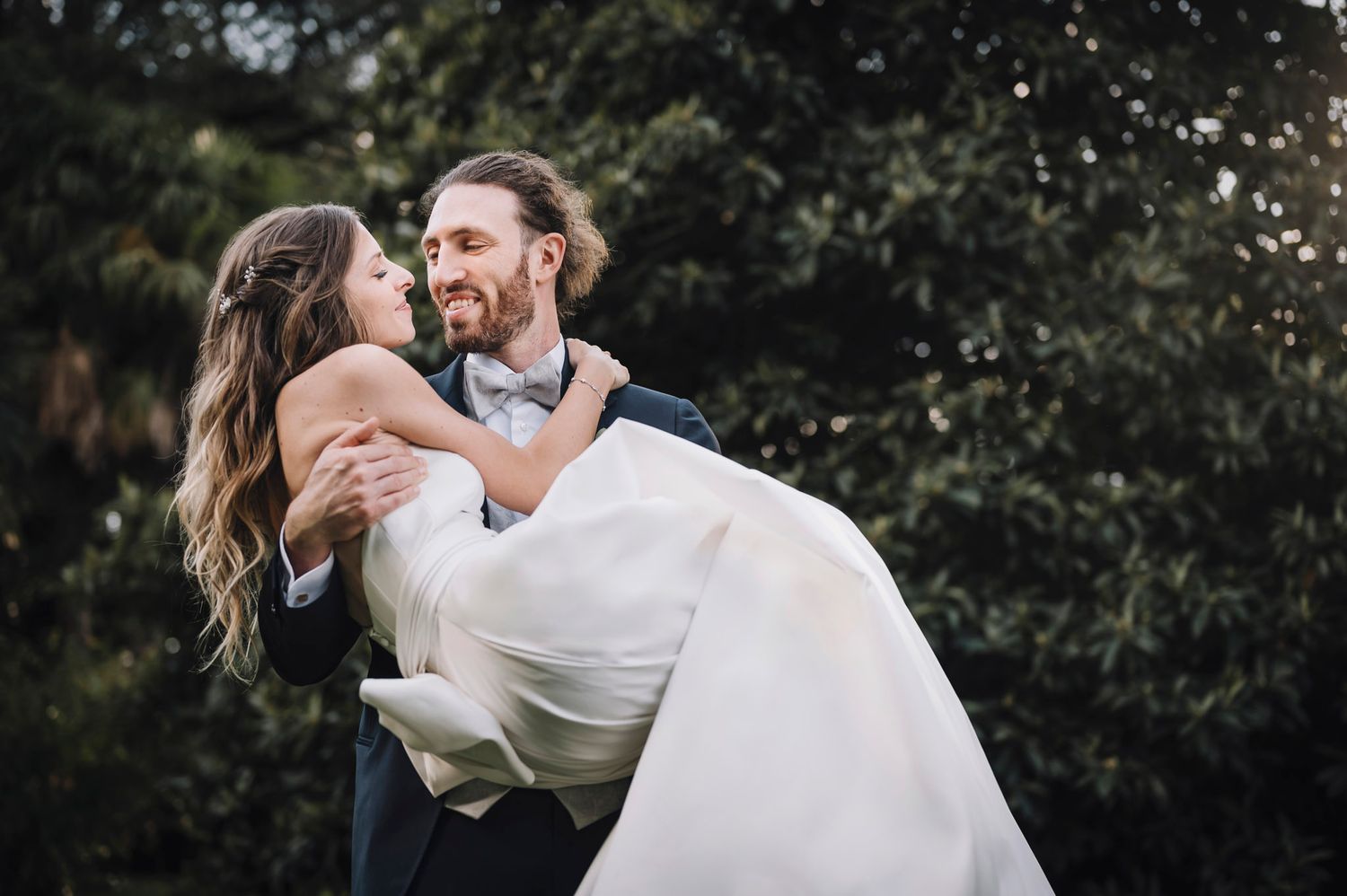 Una coppia di sposi romantici condivide un momento intimo mentre balla all'aperto.