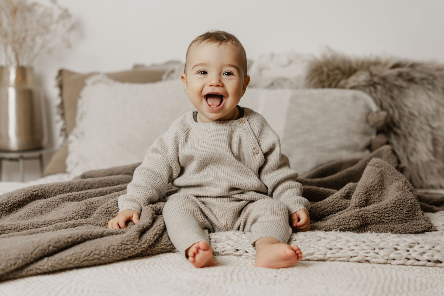 herzig lachendes Babyportrait - Baby sitzt auf dem Shooting-Bett beim Mommy & Me Fotoshooting in Stockerau Korneuburg, Wien, Tulln