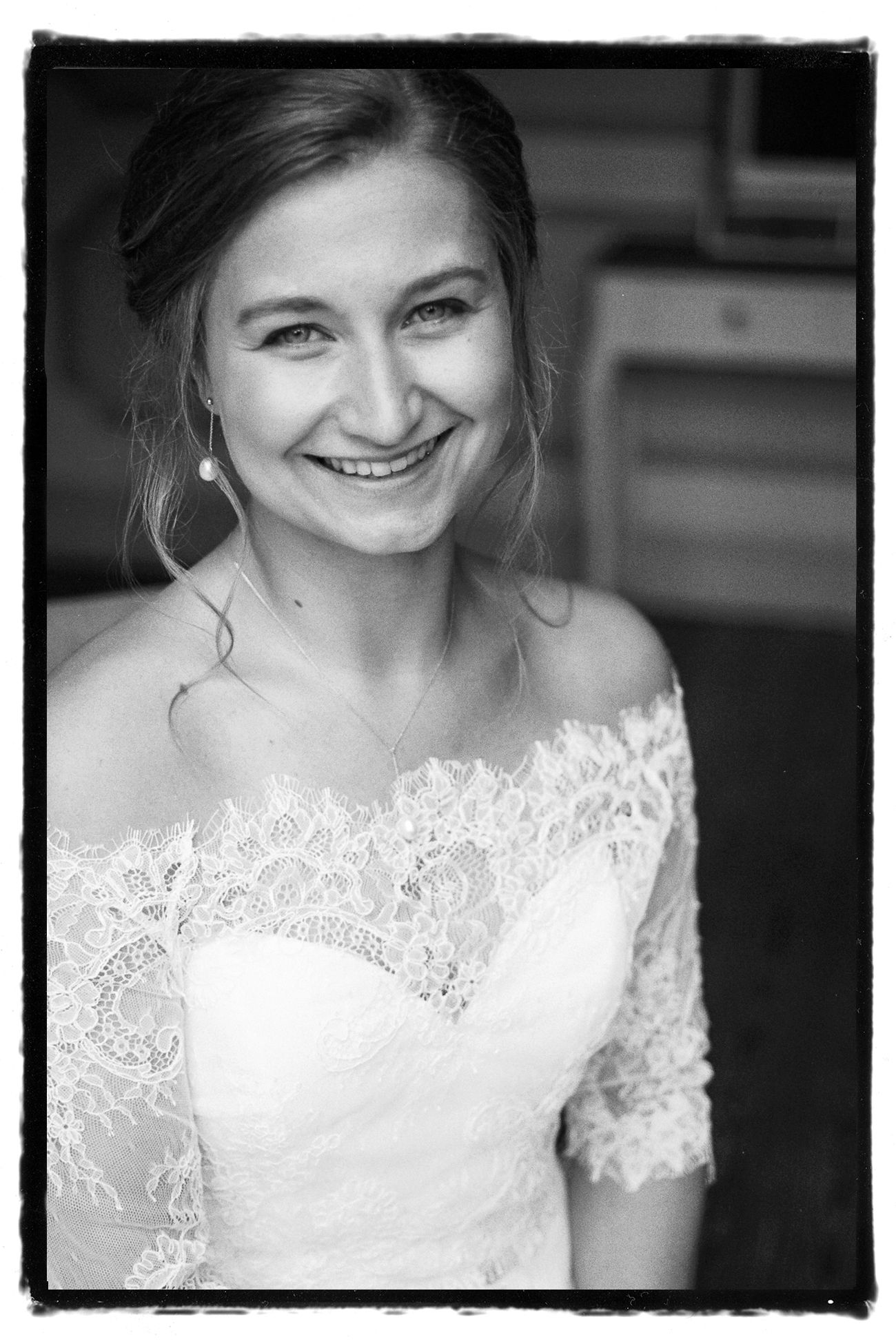 photo argentique naturelle de la mariée lors d'un mariage au château terblock