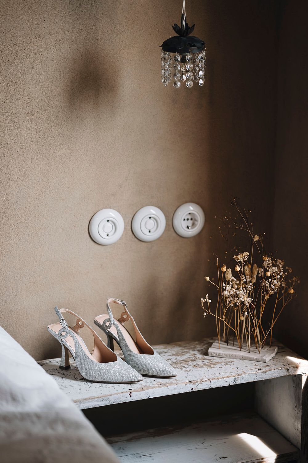 Scarpe da sposa con sfondo naturale, stile destination wedding Puglia