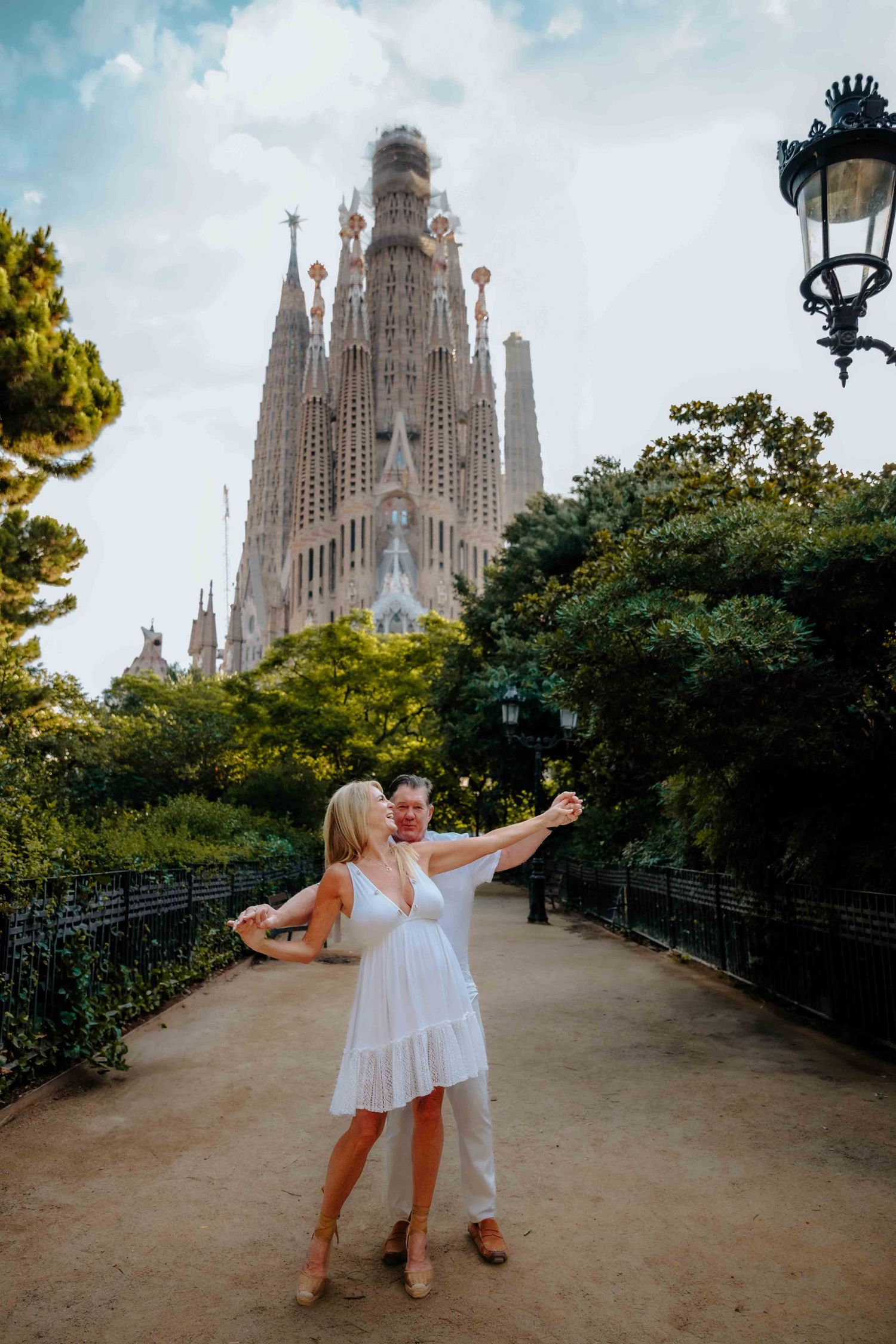 Sagrada Familia morning light couple photos