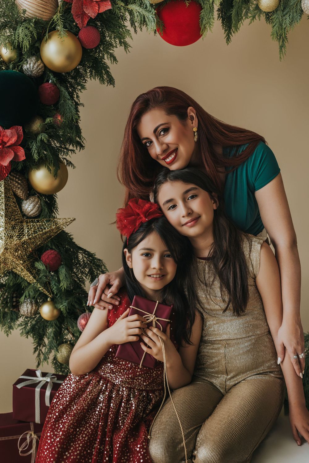 Fotografía familiar en estudio, momentos espontáneos y luz natural. Estudio en Reñaca. Mini Sesión Navidad.