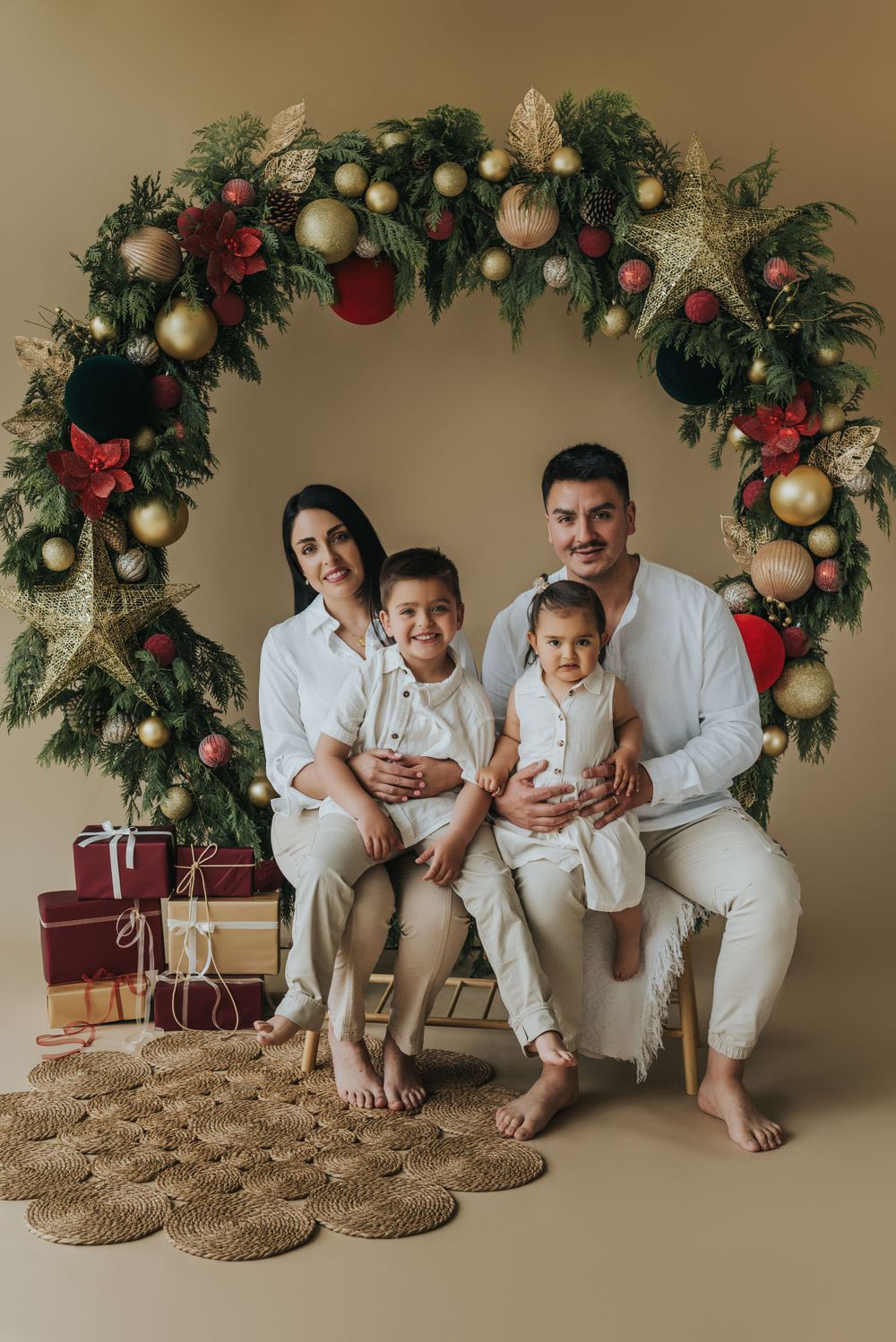 Fotografía familiar en estudio, momentos espontáneos y luz natural. Estudio en Reñaca. Mini Sesión Navidad.