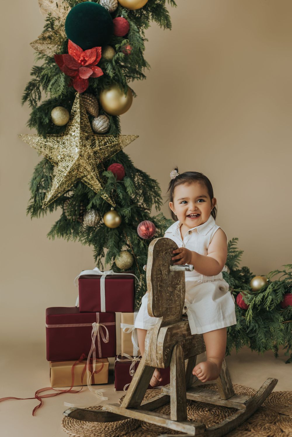 Fotografía familiar en estudio, momentos espontáneos y luz natural. Estudio en Reñaca. Mini Sesión Navidad.