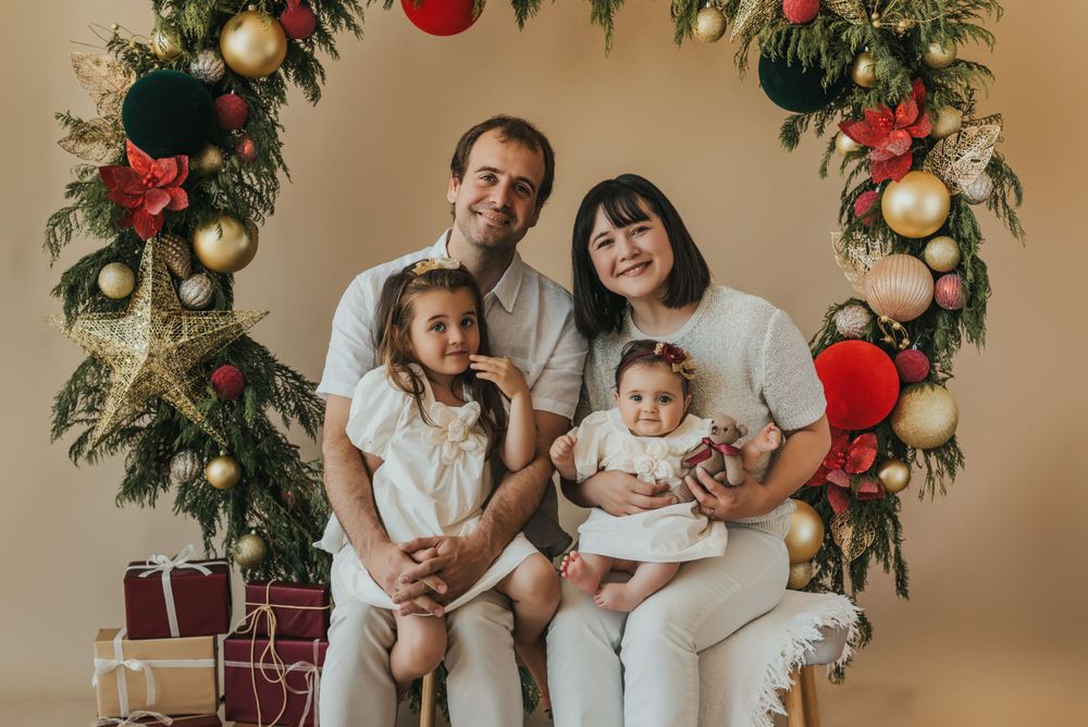 Fotografía familiar en estudio, momentos espontáneos y luz natural. Estudio en Reñaca. Mini Sesión Navidad.