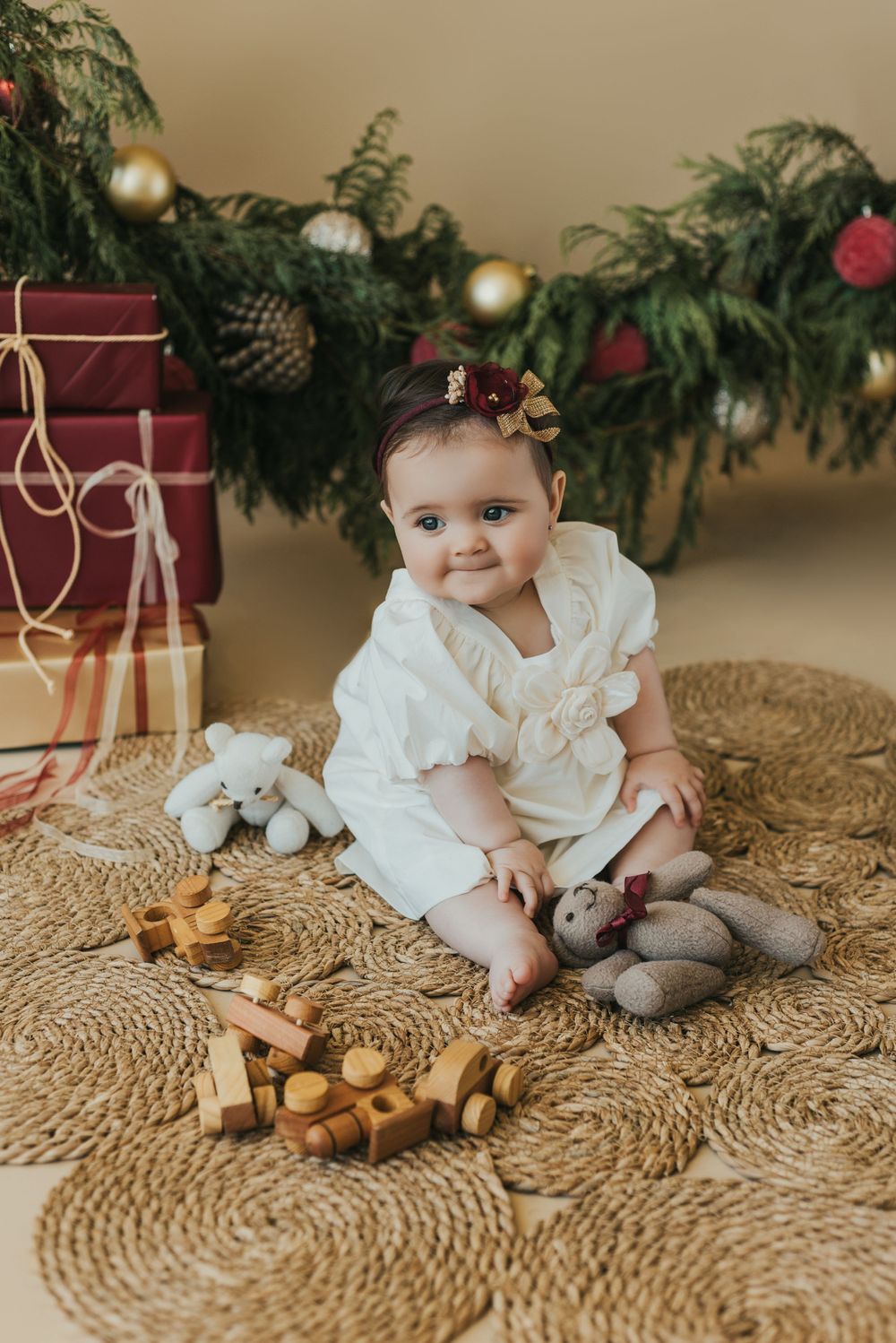 Fotografía familiar en estudio, momentos espontáneos y luz natural. Estudio en Reñaca. Mini Sesión Navidad.