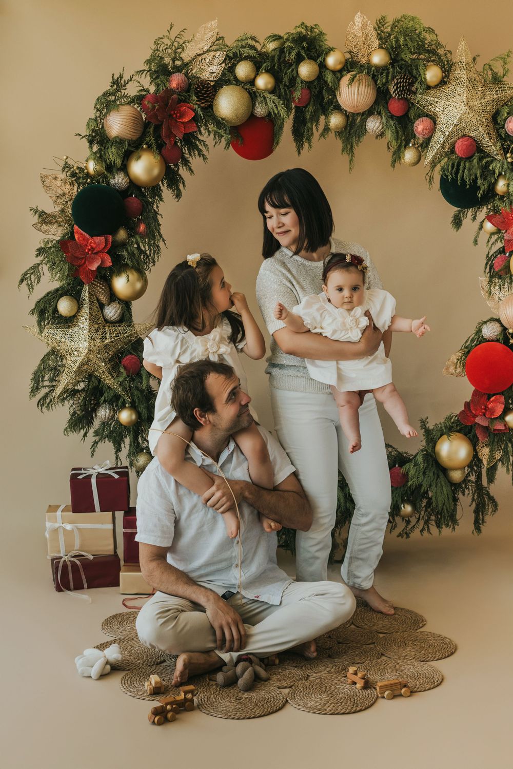 Fotografía familiar en estudio, momentos espontáneos y luz natural. Estudio en Reñaca. Mini Sesión Navidad.