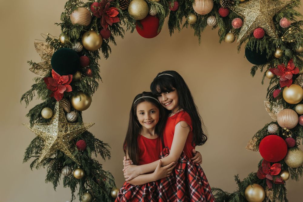 Fotografía familiar en estudio, momentos espontáneos y luz natural. Estudio en Reñaca. Mini Sesión Navidad.