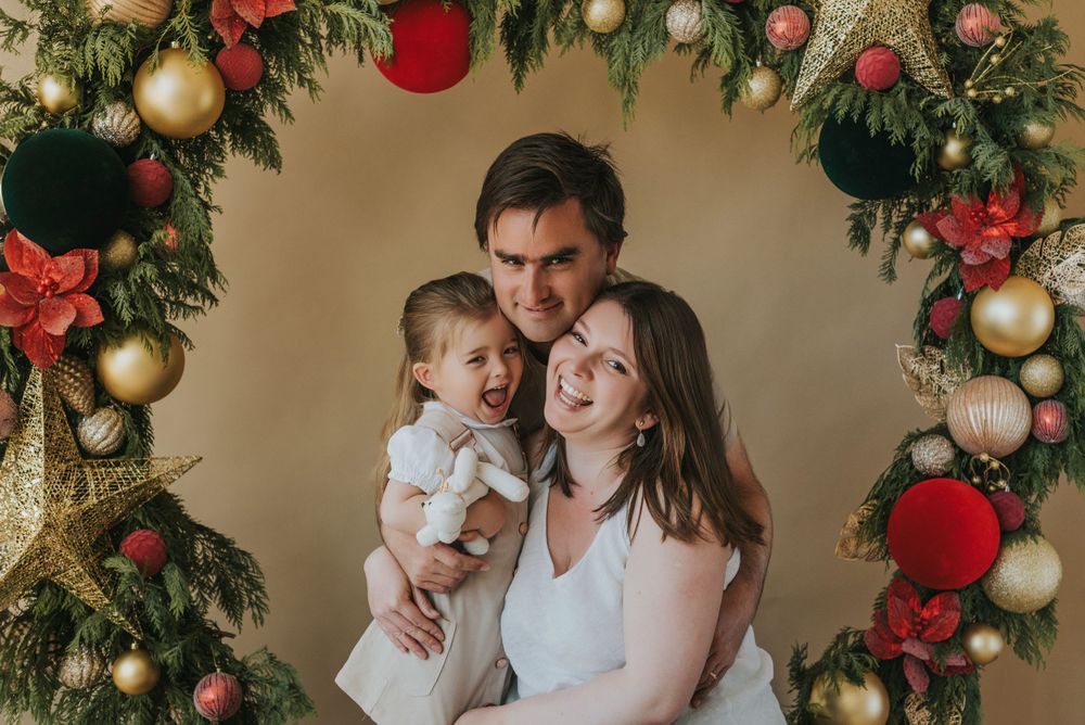 Fotografía familiar en estudio, momentos espontáneos y luz natural. Estudio en Reñaca. Mini Sesión Navidad.