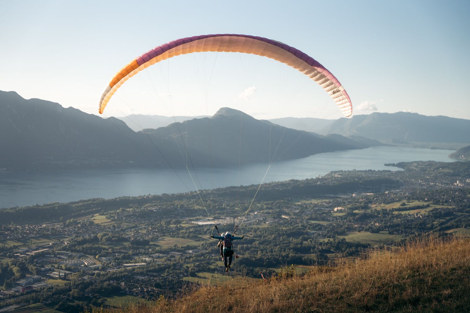 Parapente au décollage de Vérel-Pragondran avec le lac du bourget en arrière-plan