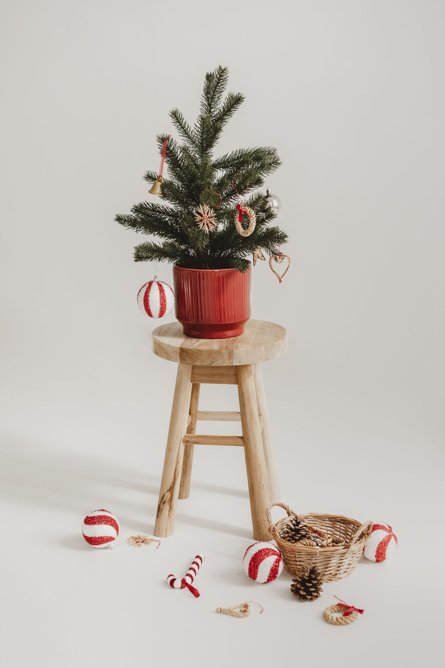 kleines Tannenbäumchen zum schmücken auf Hocker mit Weihnachtsschmuck für die Kinderweihnachtsfotoaktion 2025 in Stockerau, Wien, Tulln,