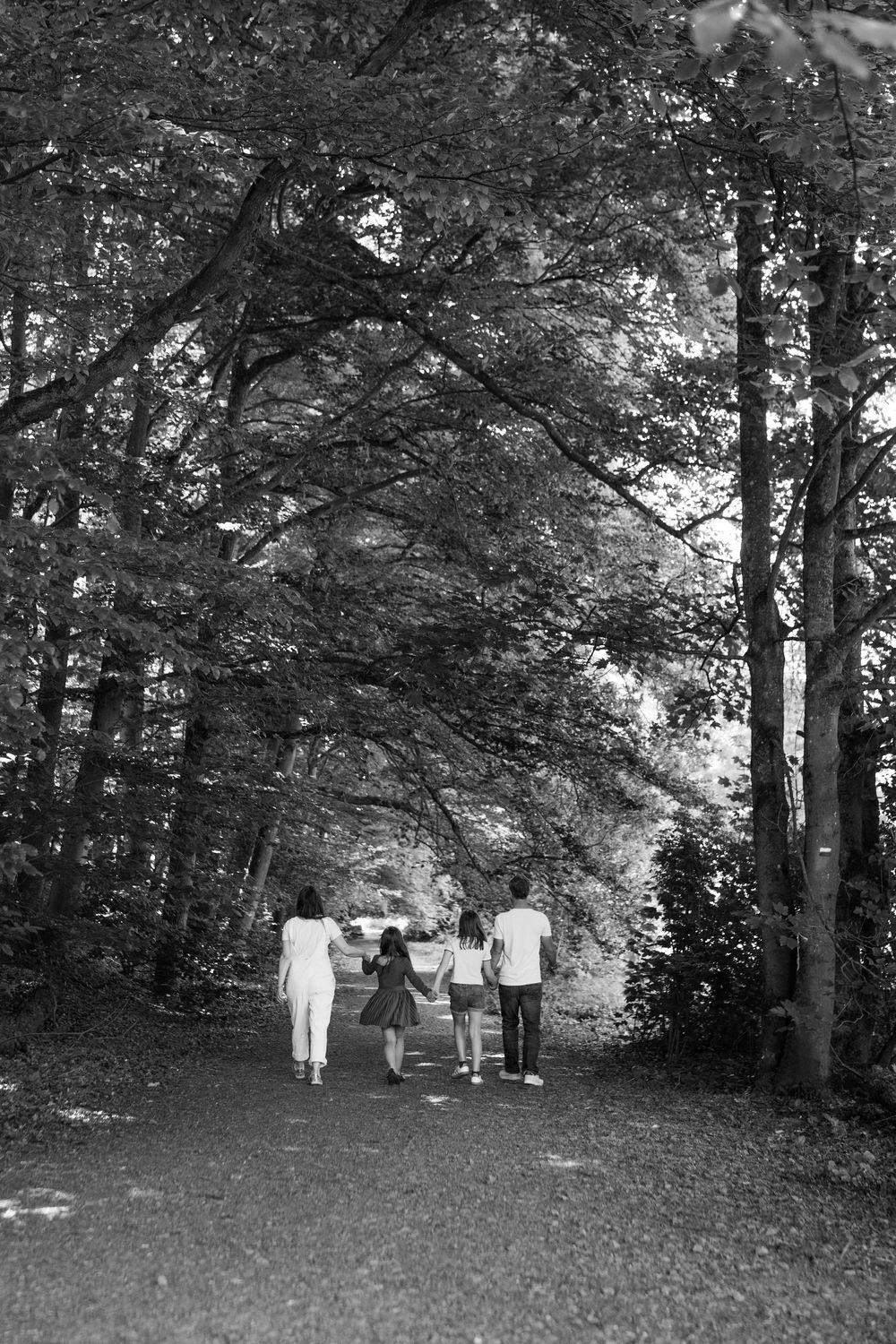 Photographie en noir et blanc. Séance photo famille en pleine nature, près de Rhode-Saint-Genèse et Linkebeek