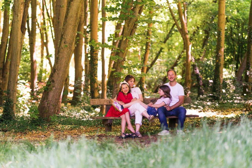 Séance photo famille au parc à Linkebeek près de Beersel et Bruxelles. Rires, nature et moments vrais capturés en lumière douce