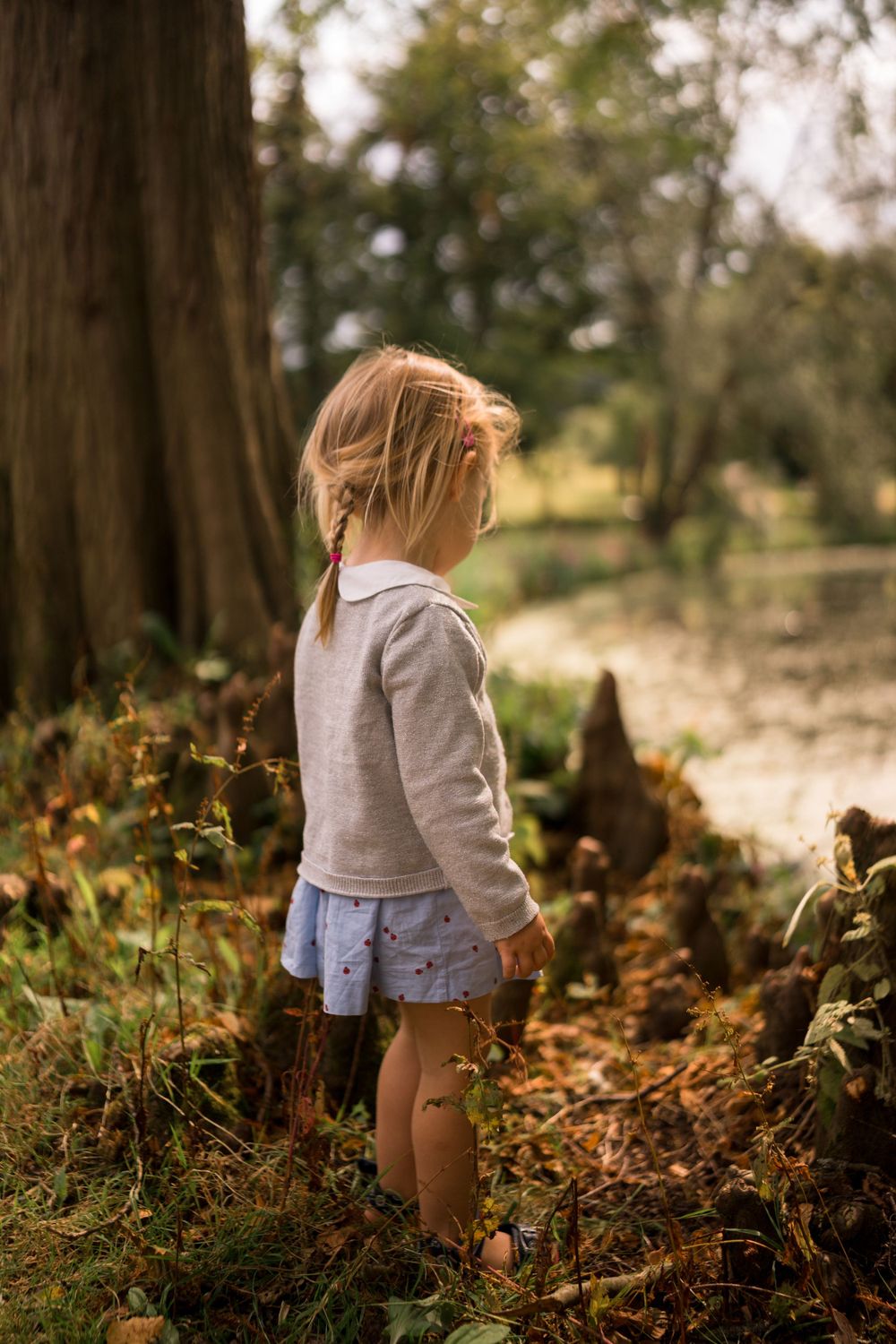 photo enfant nature au bord de l'eau par photographe de famille à Beersel, près de Rhode-Saint-Genèse, Bruxelles et Linkebeek