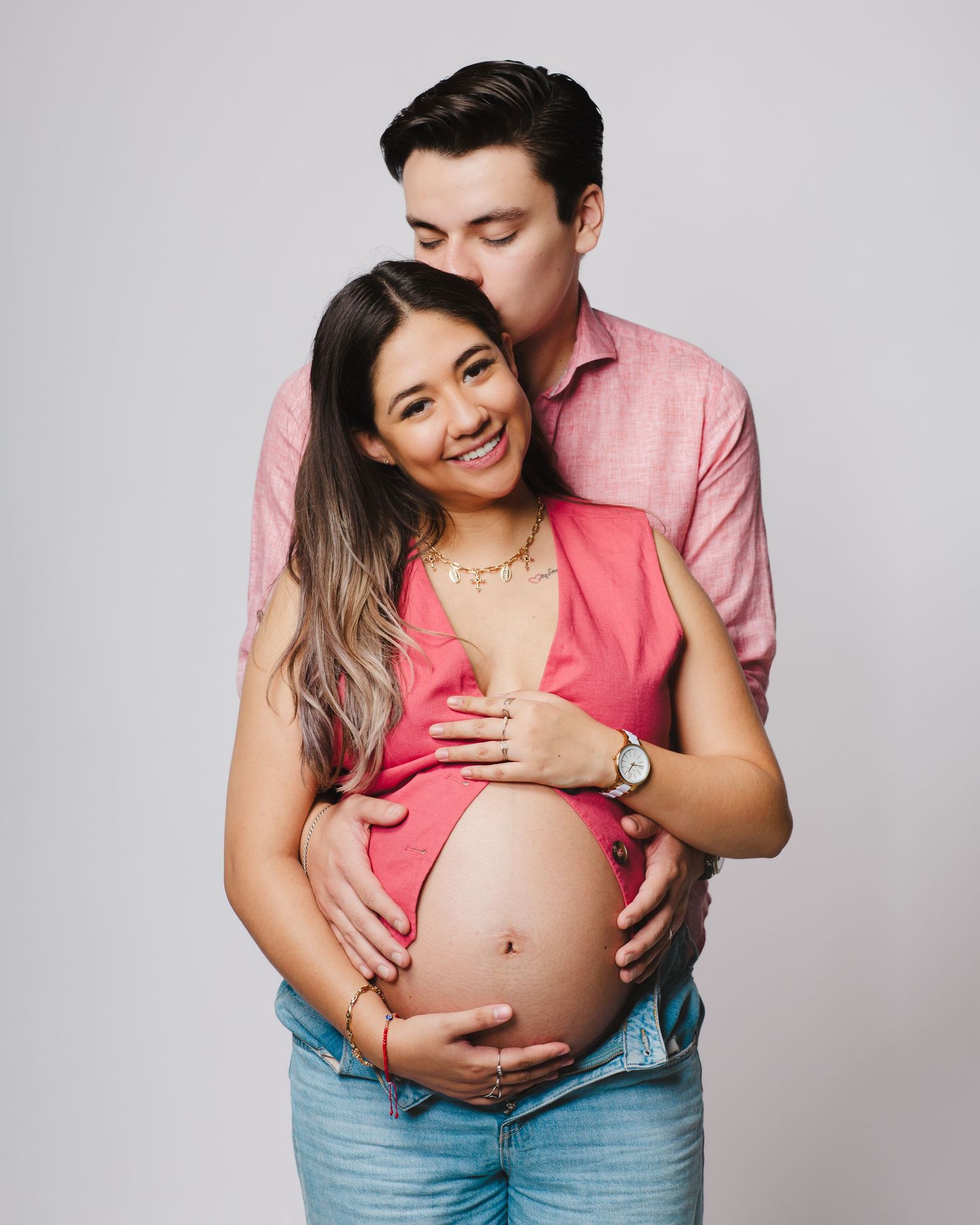 Sesión de fotos de embarazo y maternidad en estudio fotográfico CDMX