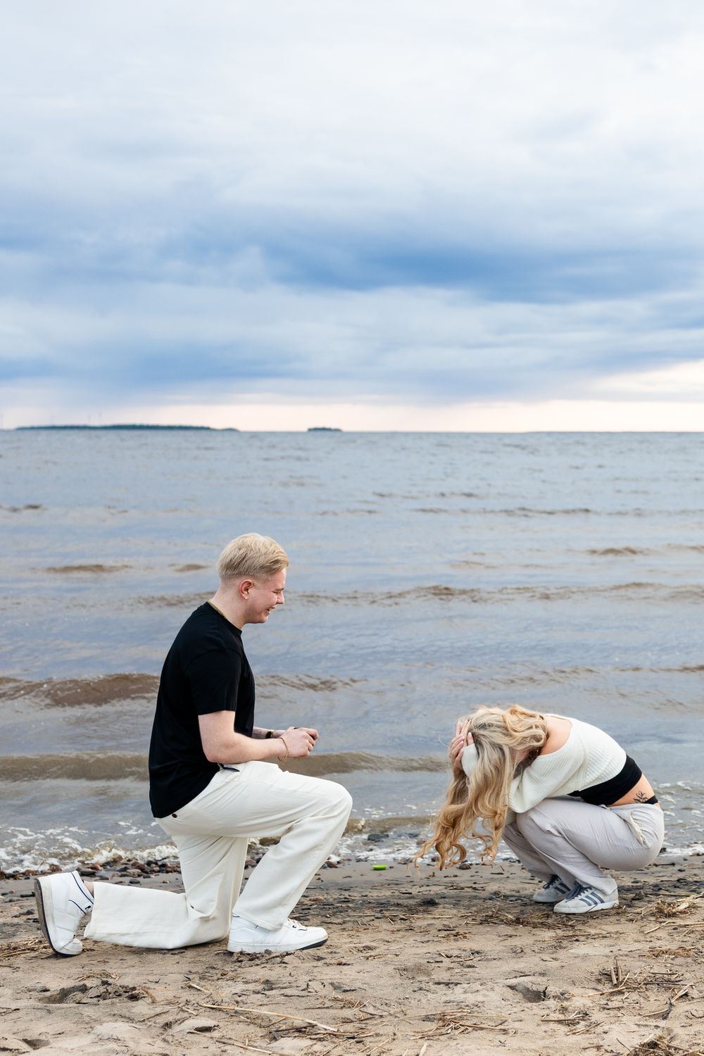 Kosinta meren rannalla.