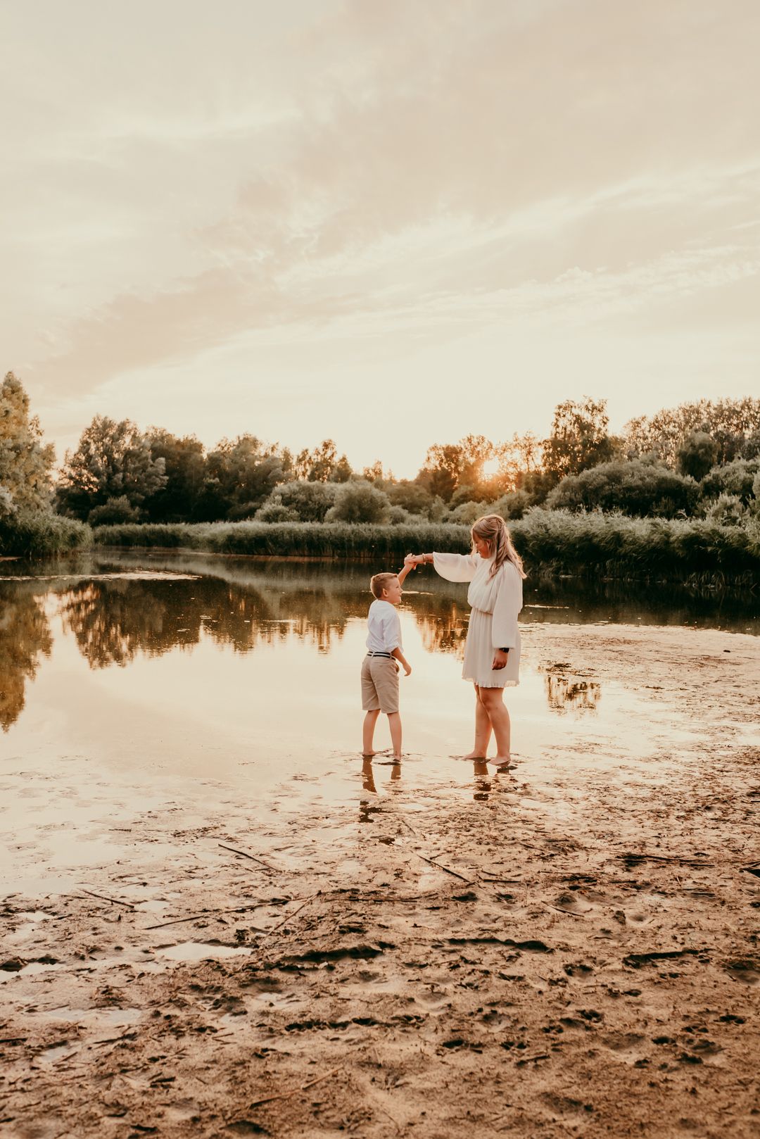 Melissa Stuer Photography Moederschapsfotograaf Moerbeke mommy and me mama en zoon golden hour dansen in water zonsondergang